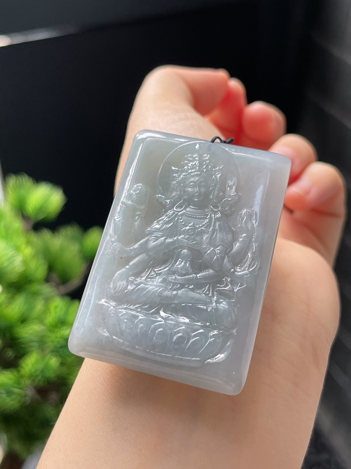 翡翠糯化种淡绿色吊坠