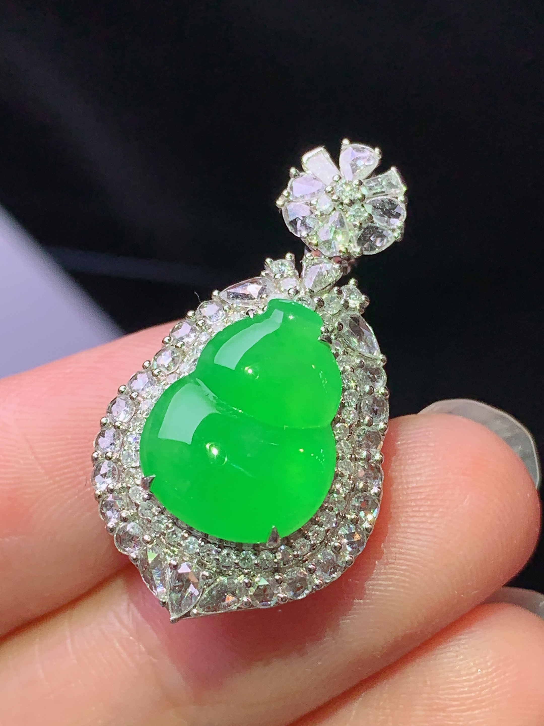 18k金钻镶嵌冰阳绿葫芦吊坠 玉质细腻 色泽艳丽清新 水润亮眼 整体尺寸29.8*16.5*9.5 h1
