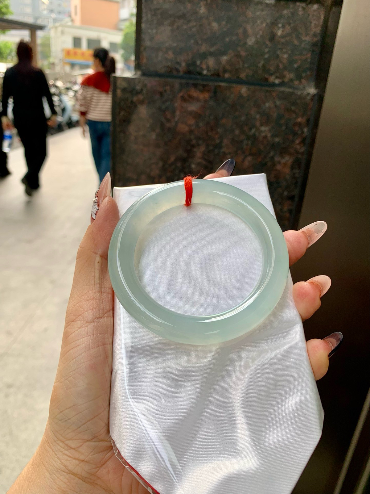 冰晴蓝圆条
无暇，底妆冰润细腻，千变万化的冰晴蓝底色，拥有海的颜色，却散发着星空的光芒，这是一只来自冰川蓝的清冷气质仙女镯。