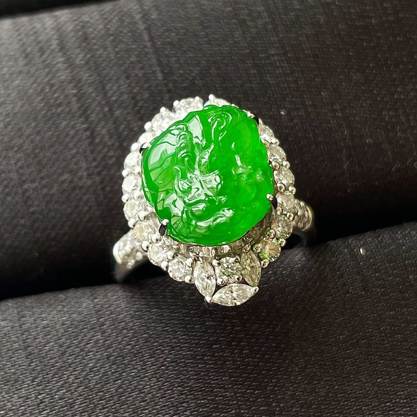 ️冰种阳绿貔貅戒指，色辣，18k金镶嵌，饱满水润，无裂，裸石尺寸12.8/11.5/7.5--19.5/15/15.2编码0520好数字