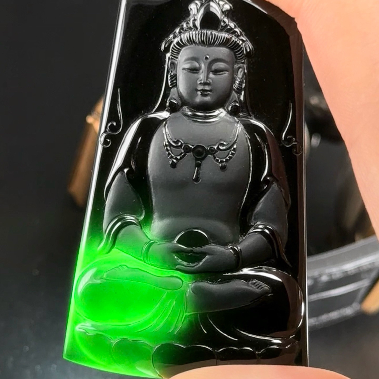 墨翠观音 种好色正 黑度极好 打灯通透 油性十足 尺寸55.8