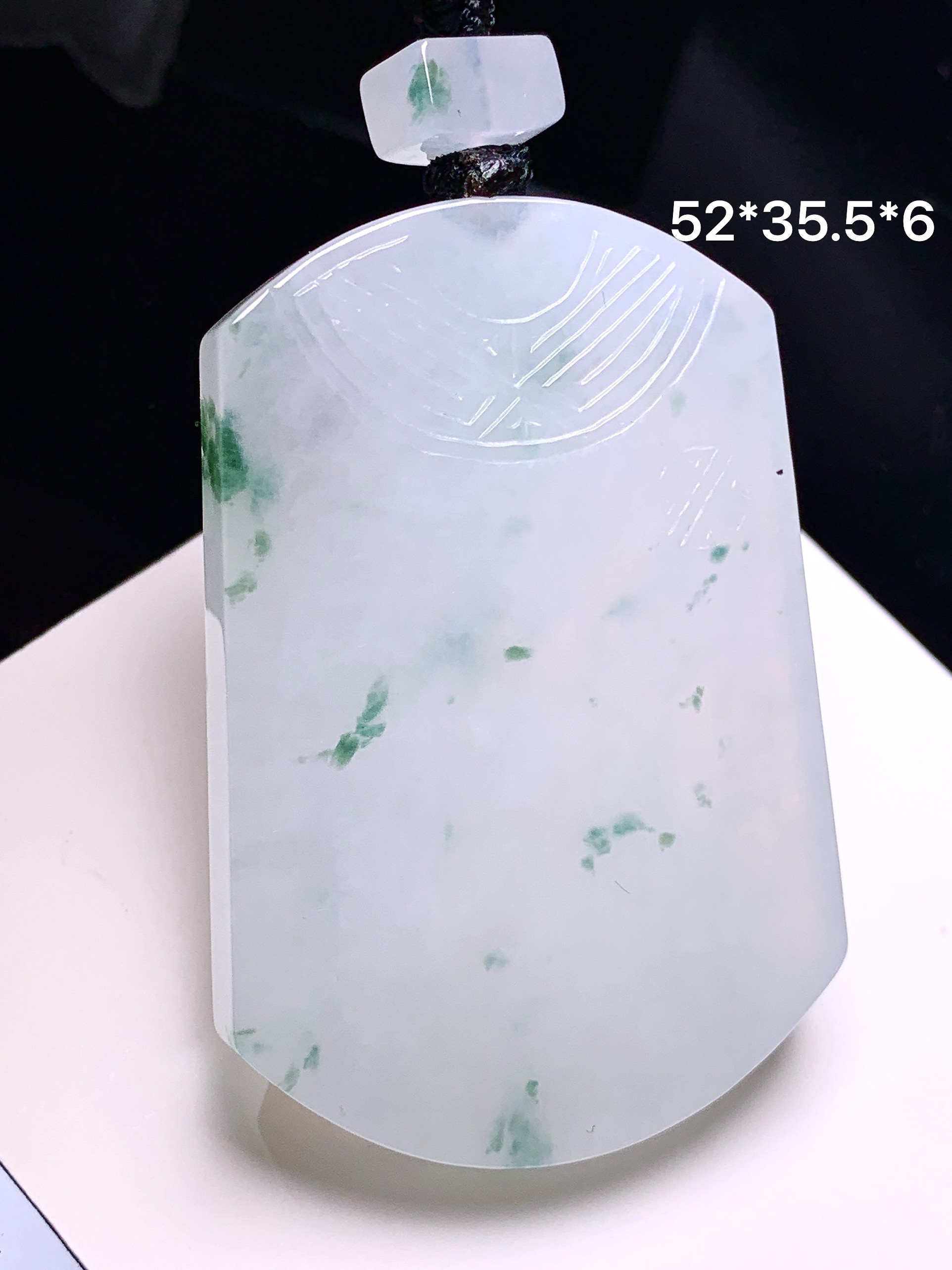 飘花无事牌吊坠 玉质细腻 色泽艳丽清新 水润亮眼 整体尺寸52*35.5*6 L1