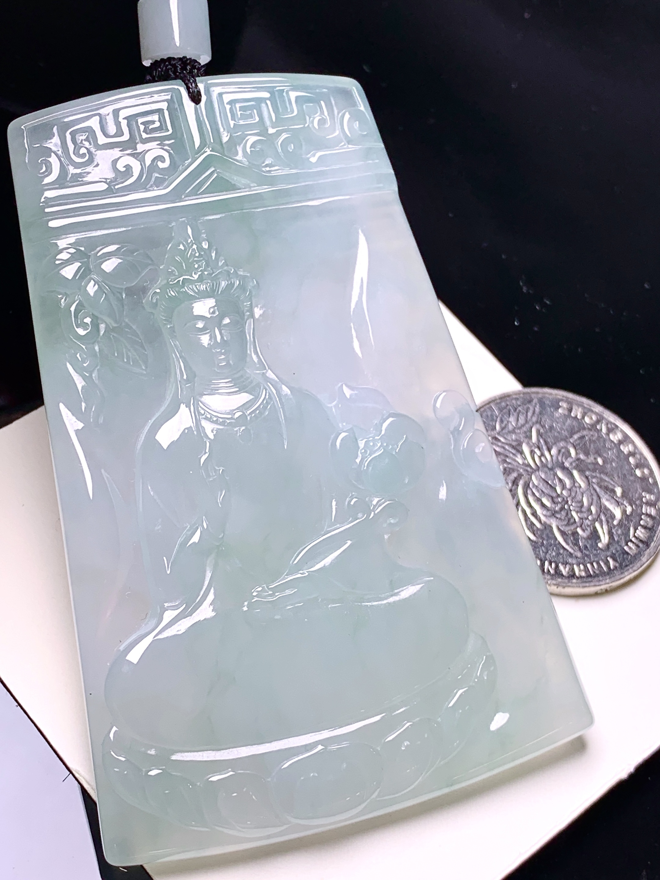 飘绿观音菩萨吊坠 玉质细腻 色泽艳丽清新 水润亮眼 整体尺寸72.5*48.2*5.8 L1