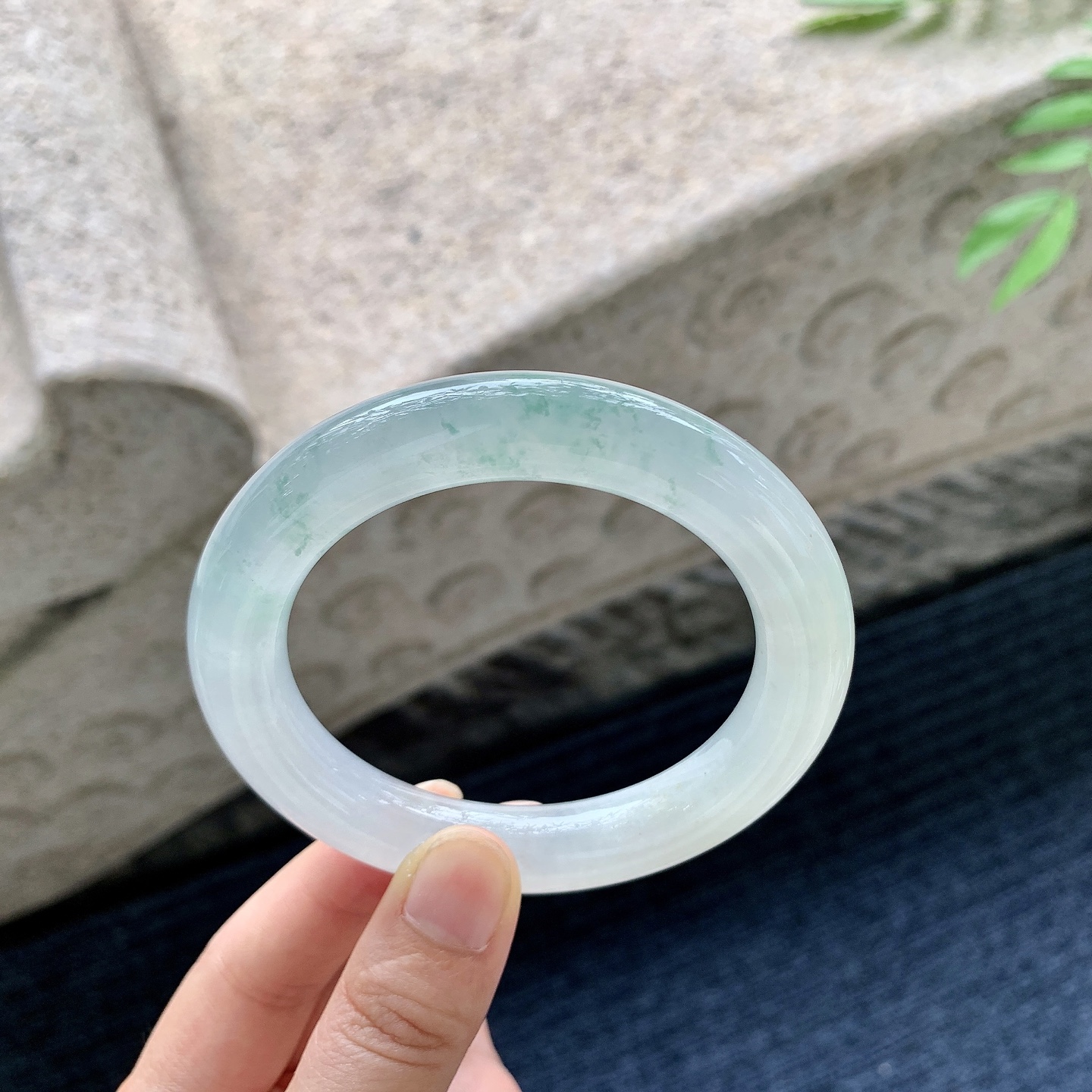 圆条56 57，圈口57.1/11.4/10，编码B2080265，描述糯冰飘花，飘黄翡，水润，种老，细腻，无裂。