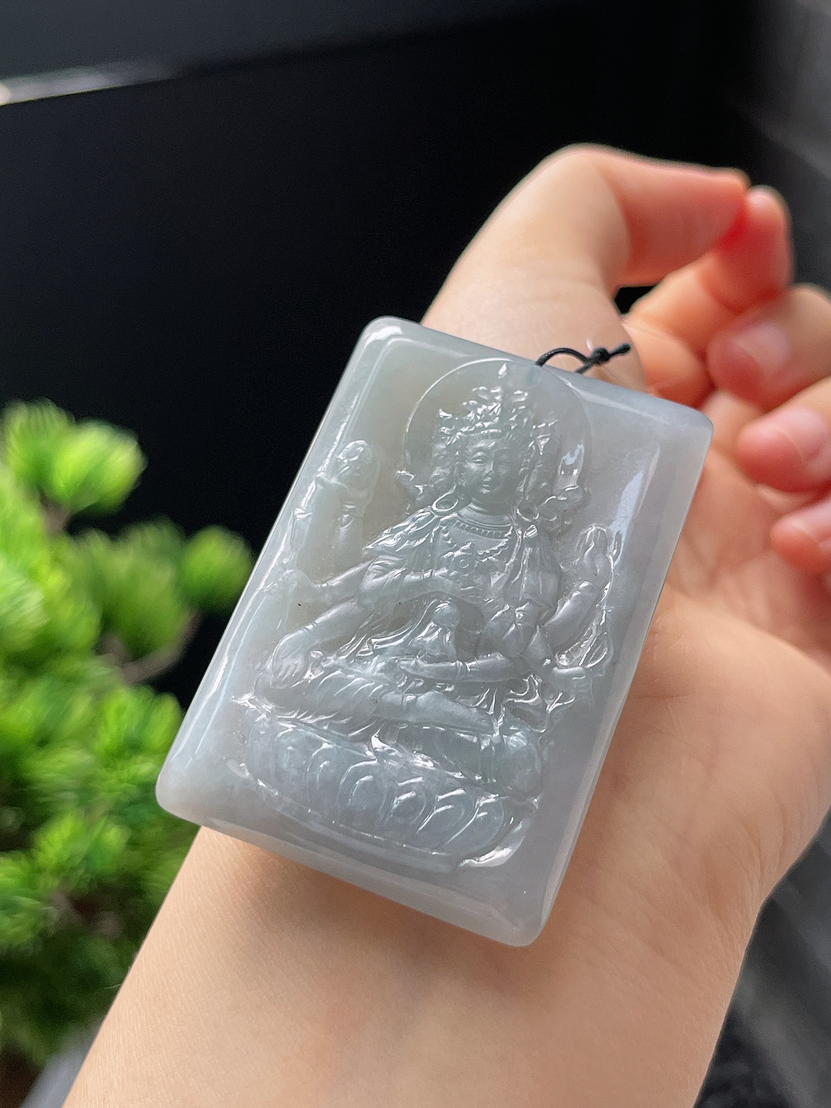 翡翠糯化种淡绿色吊坠