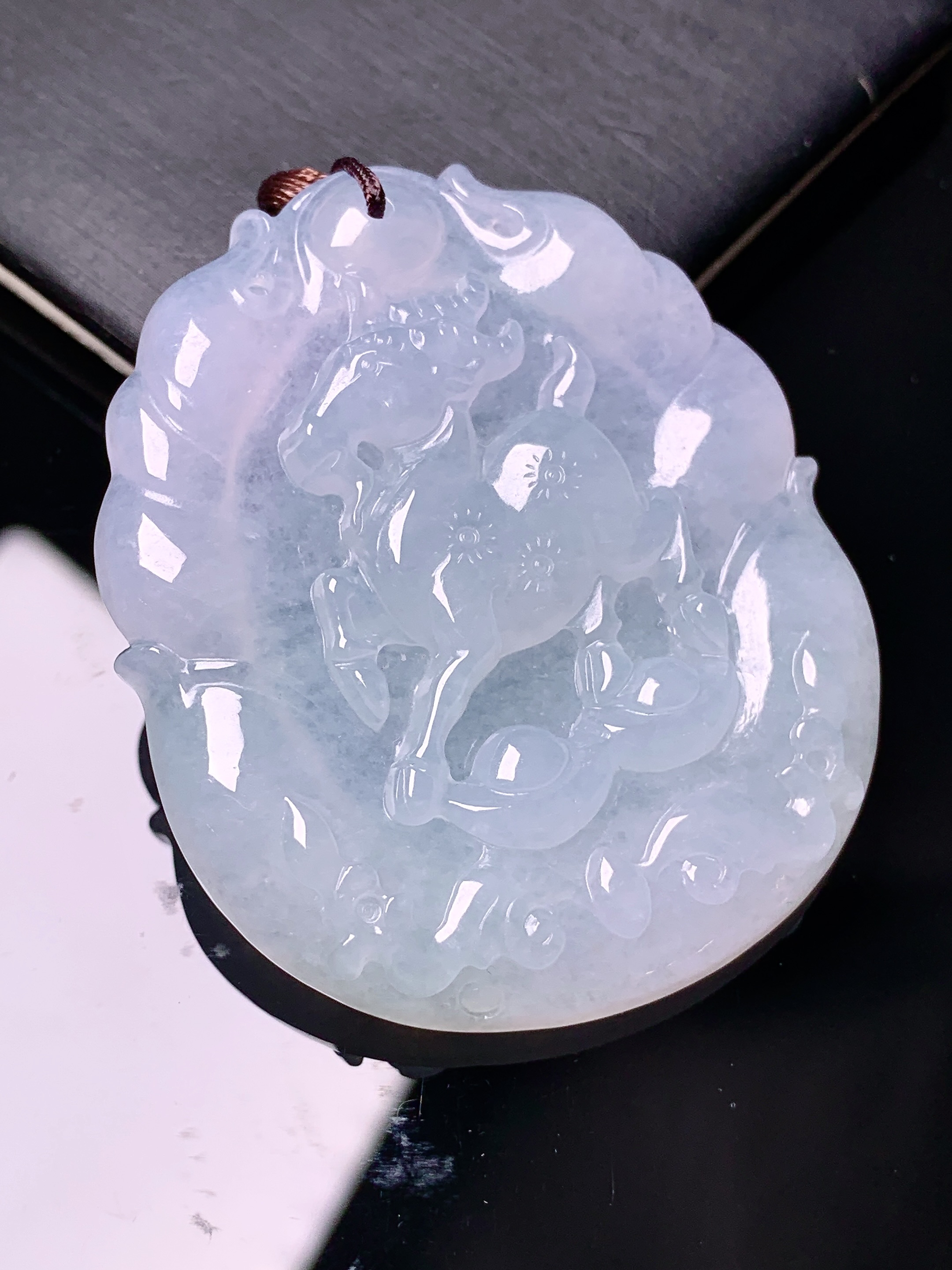 冰种生肖羊吊坠 玉质细腻 色泽艳丽清新 水润亮眼 整体尺寸48.5*41*6.2 b2