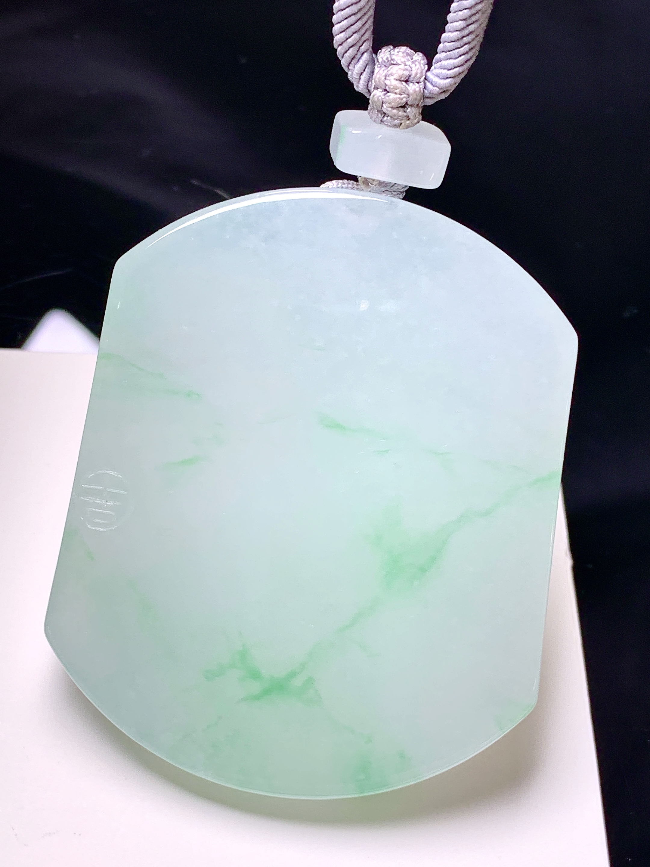 飘绿无事牌吊坠 玉质细腻 色泽艳丽清新 水润亮眼 整体尺寸53.8*44*6.5 a5