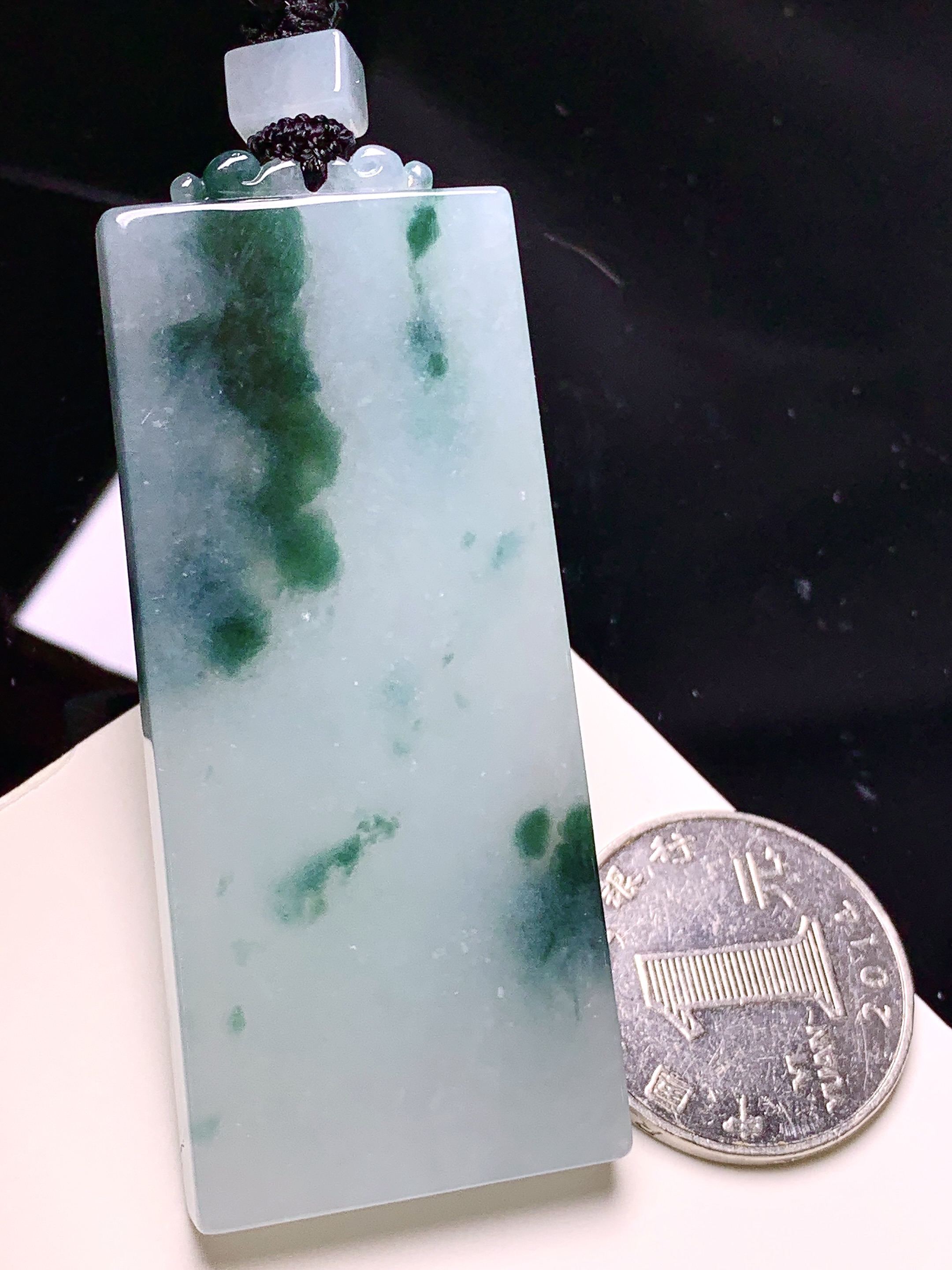 飘绿无事牌吊坠 玉质细腻 色泽艳丽清新 水润亮眼 整体尺寸65.5*27.7*5.8 L1