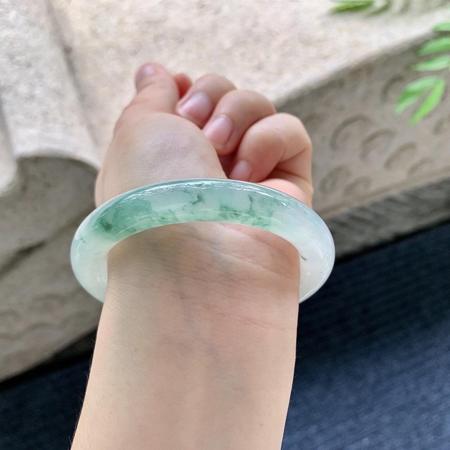 圆条52 53【圈口】53.9/10.3/9.7【编码】A1072754【描述】糯冰飘花，水润，种老，打灯有棉线