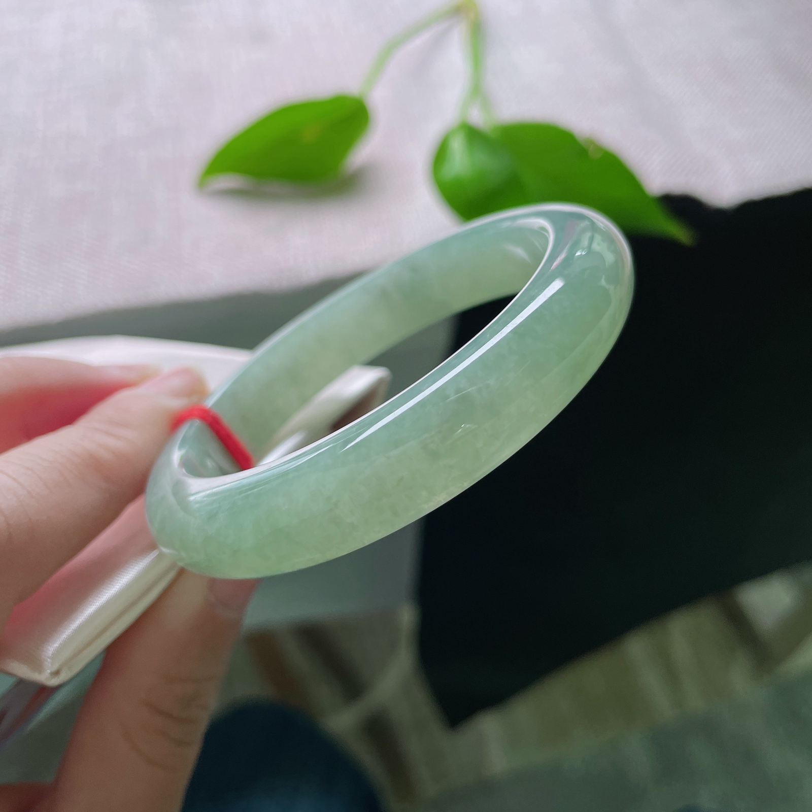 55.6/12.1/8.4绿底正圈，冰润细腻，清雅简约，不食人间烟火的贵气，ss53512a..