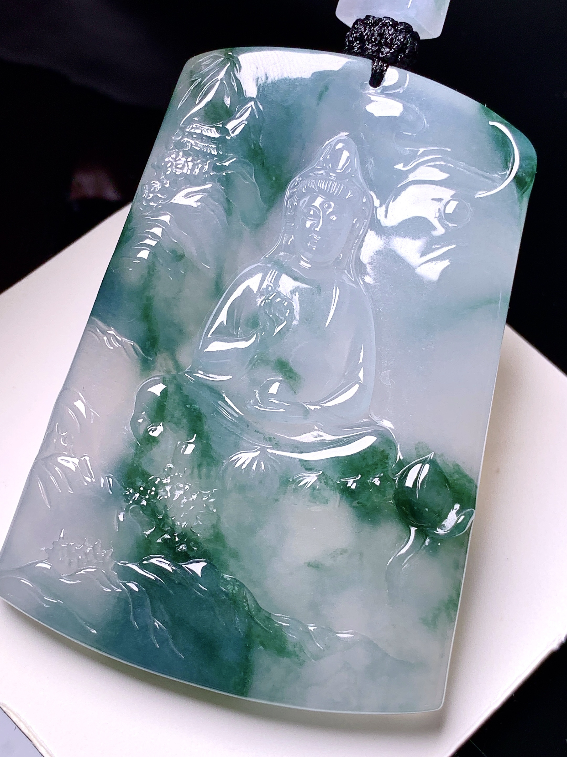 飘绿观音菩萨吊坠 玉质细腻 色泽艳丽清新 水润亮眼 整体尺寸60.8*42.8*5.8 a2