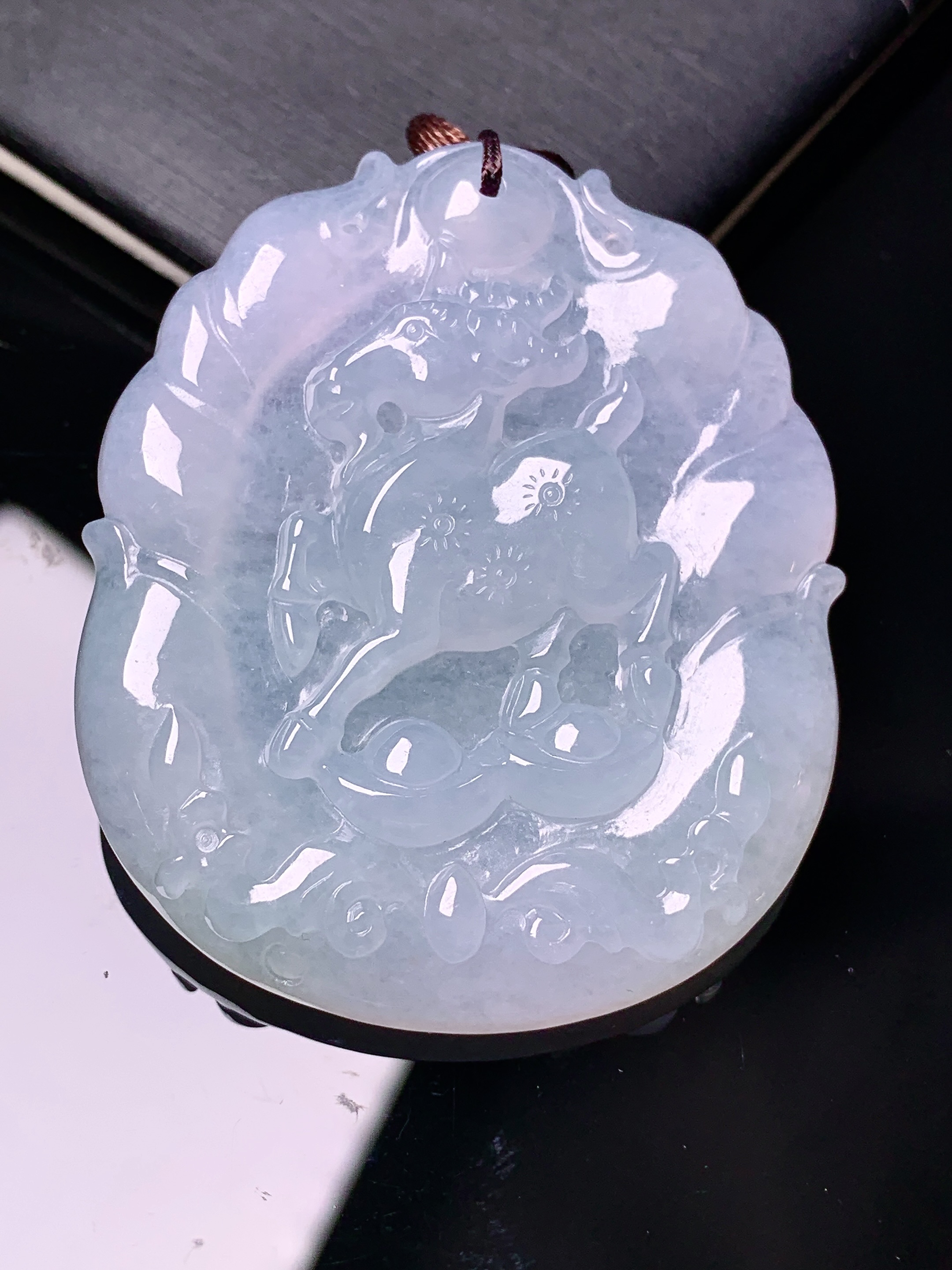 冰种生肖羊吊坠 玉质细腻 色泽艳丽清新 水润亮眼 整体尺寸48.5*41*6.2 b2