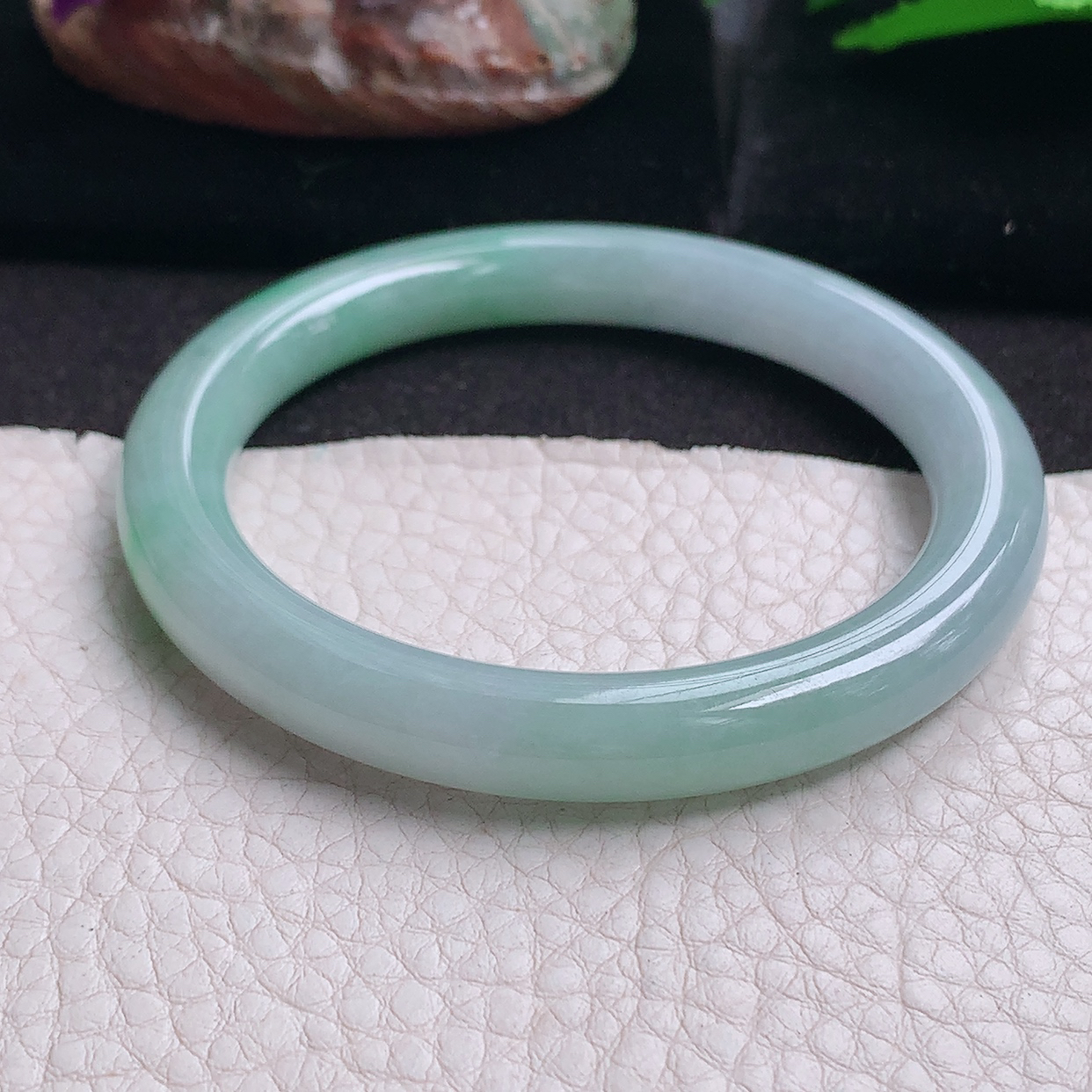 n实拍55*8.6*8.7叮当镯 缅甸翡翠a货玉手镯胶感浅绿圆条美人镯