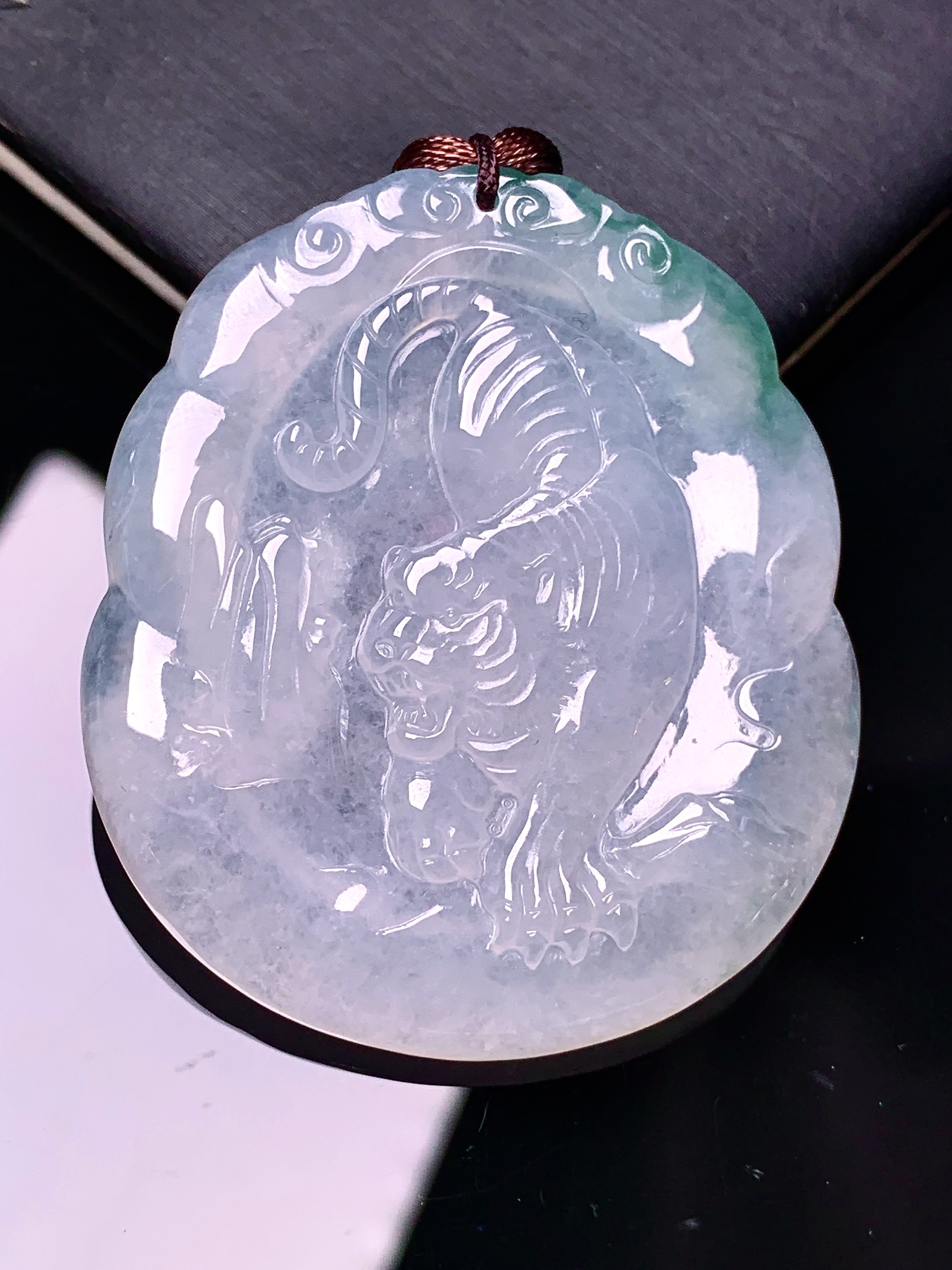 飘绿生肖虎吊坠 玉质细腻 色泽艳丽清新 水润亮眼 整体尺寸45.5*39.5*5.6 b2