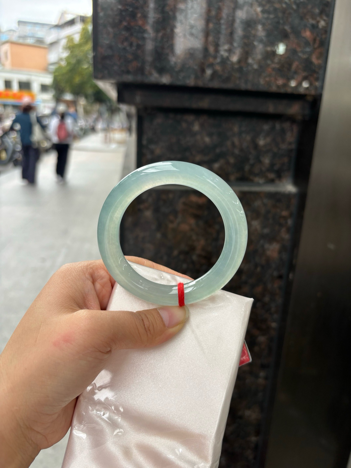 冰晴圆条
无暇，底妆水润细腻，满圈淡雅晴绿，像初春嫩芽落入清泉，均匀柔和，抬眼就是一片宁静感。
