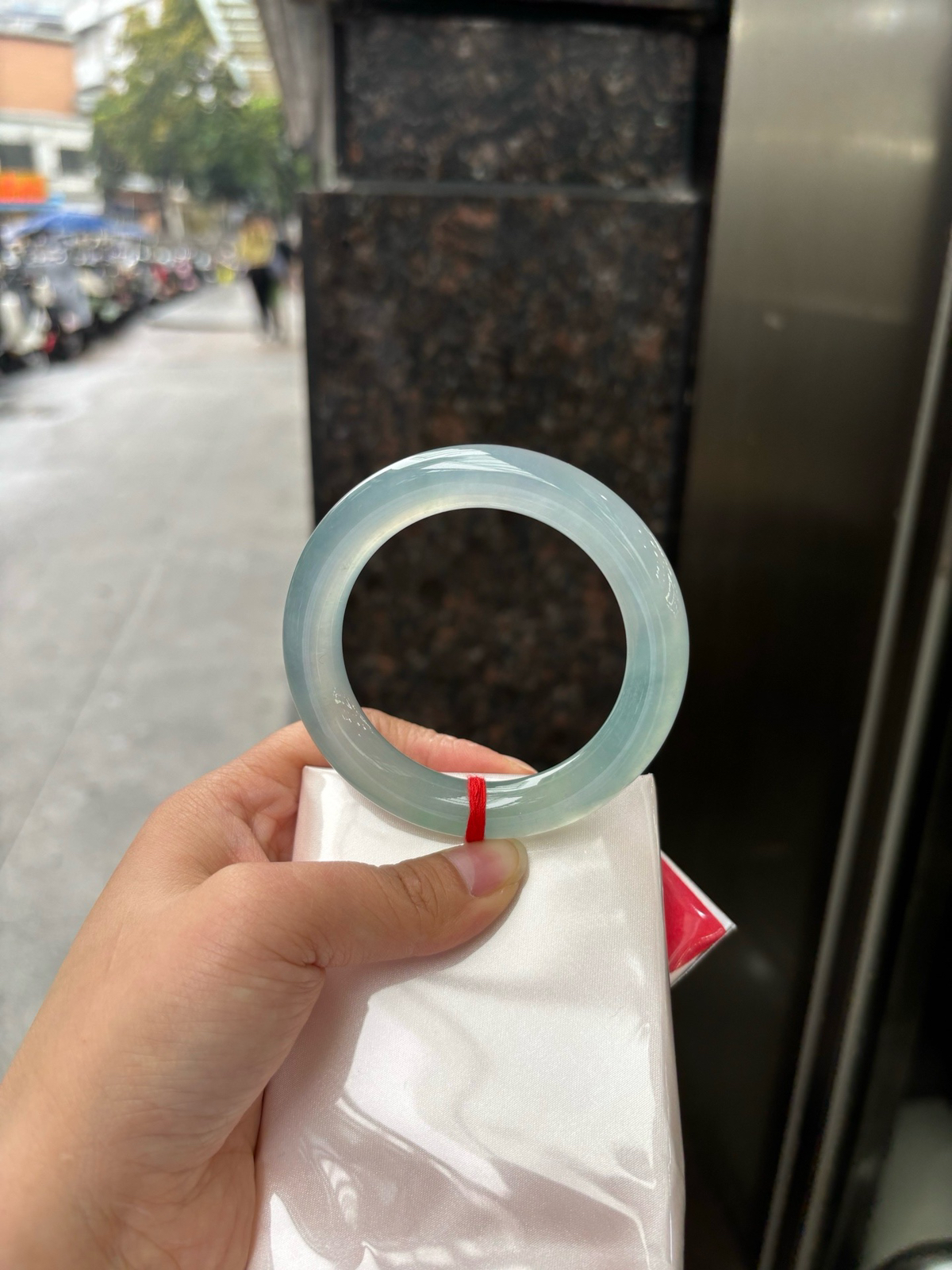冰蓝圆条
无纹裂，底妆冰润细腻，千变万化的冰晴蓝底色，拥有海的颜色，却散发着星空的光芒，这是一只来自冰川蓝的清冷气质仙女镯