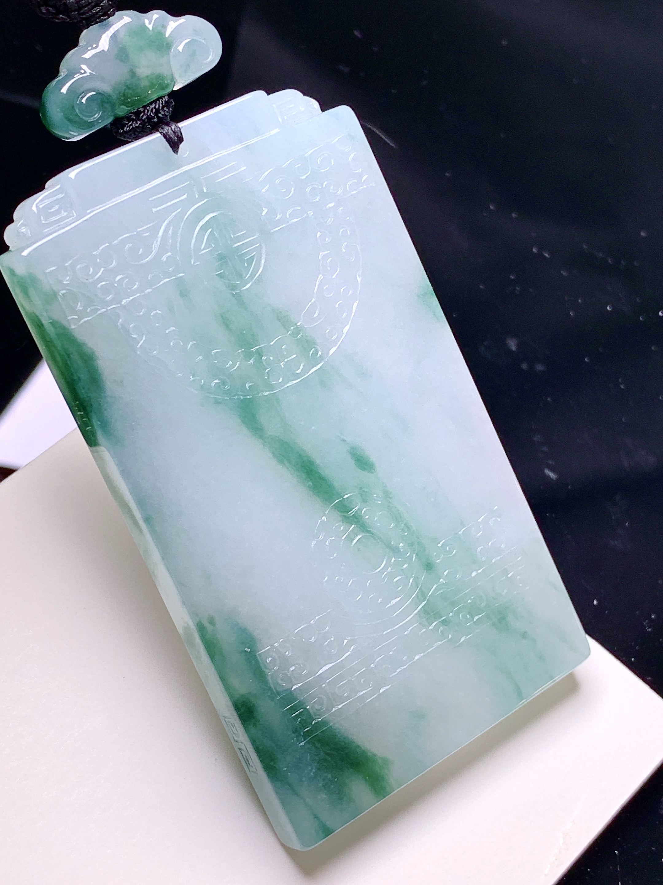 飘绿无事牌吊坠 玉质细腻 色泽艳丽清新 水润亮眼 整体尺寸64.3*36.5*5.8 l1