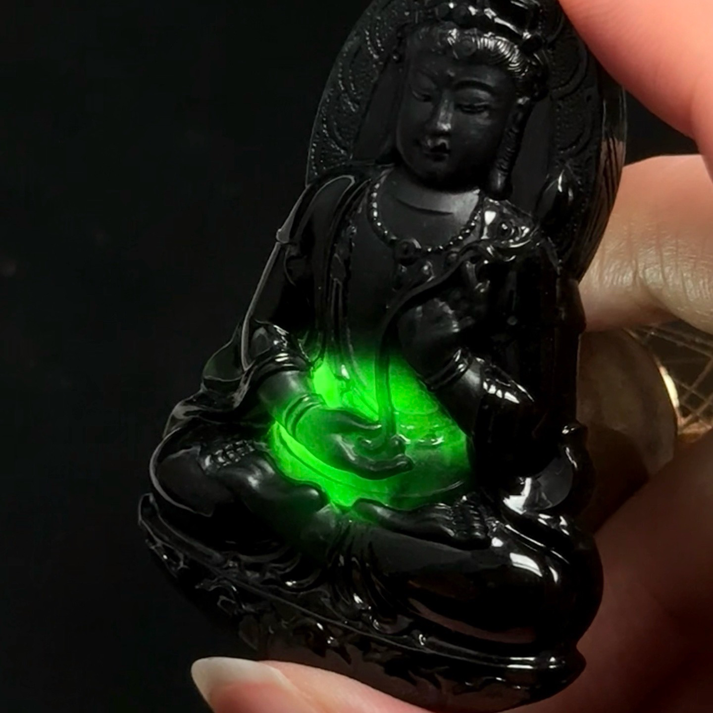 精品墨翠正装观音 种好色正 黑度极好 打灯通透 油性十足 厚桩大气  尺寸61.3