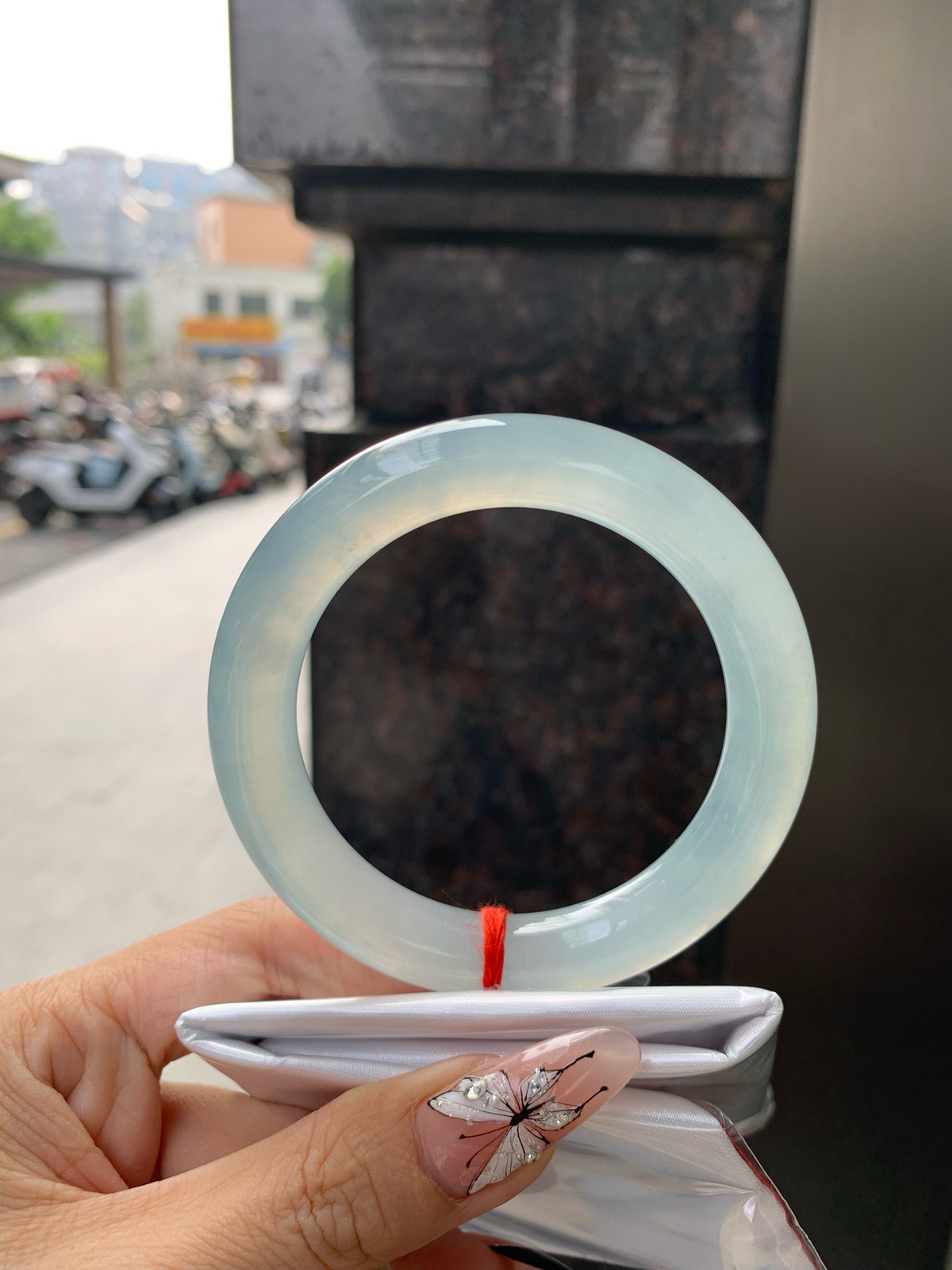 冰晴蓝圆条
无暇，底妆冰润细腻，千变万化的冰晴蓝底色，拥有海的颜色，却散发着星空的光芒，这是一只来自冰川蓝的清冷气质仙女镯。