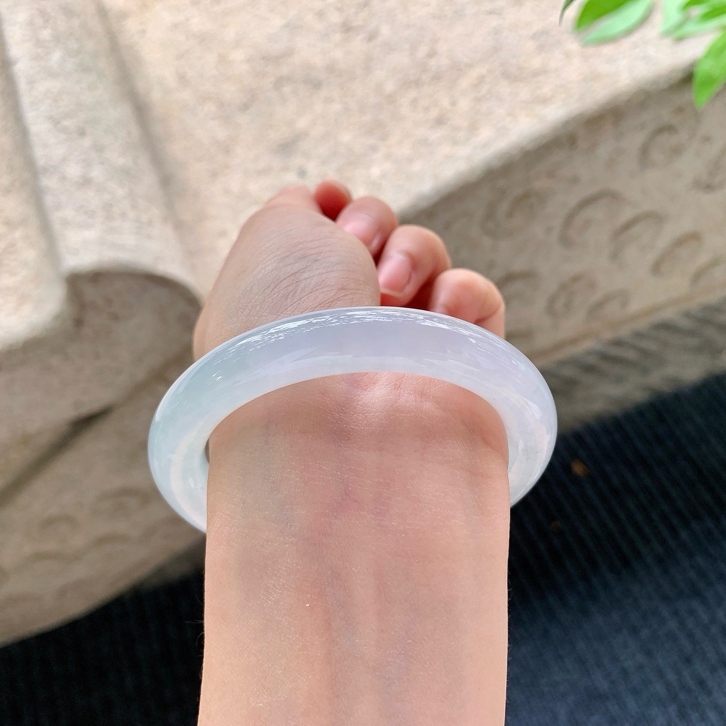 圆条55 56
【圈口】56/10.5/10
【描述】晴底，清透，水润，种老，细腻，无纹裂！