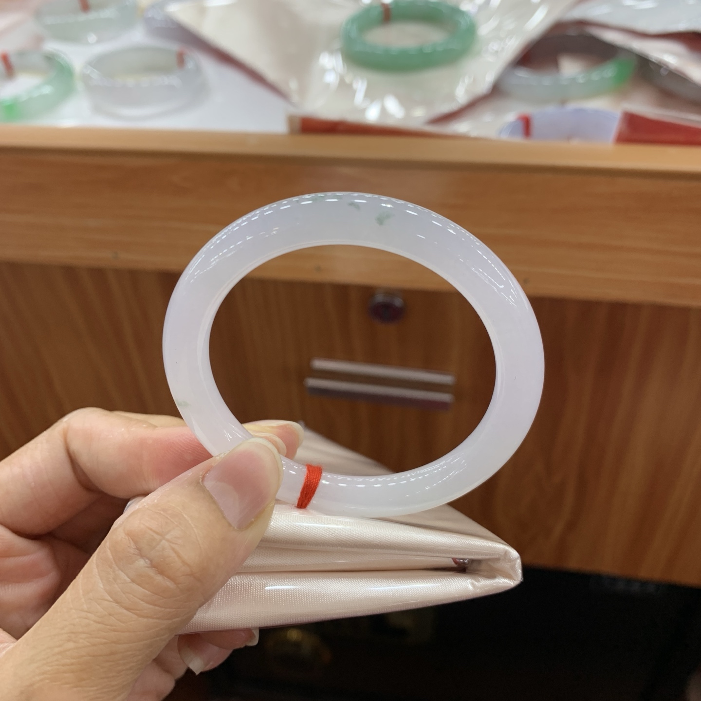 052005XY 飘花圆条翡翠手镯 50.8-7.9