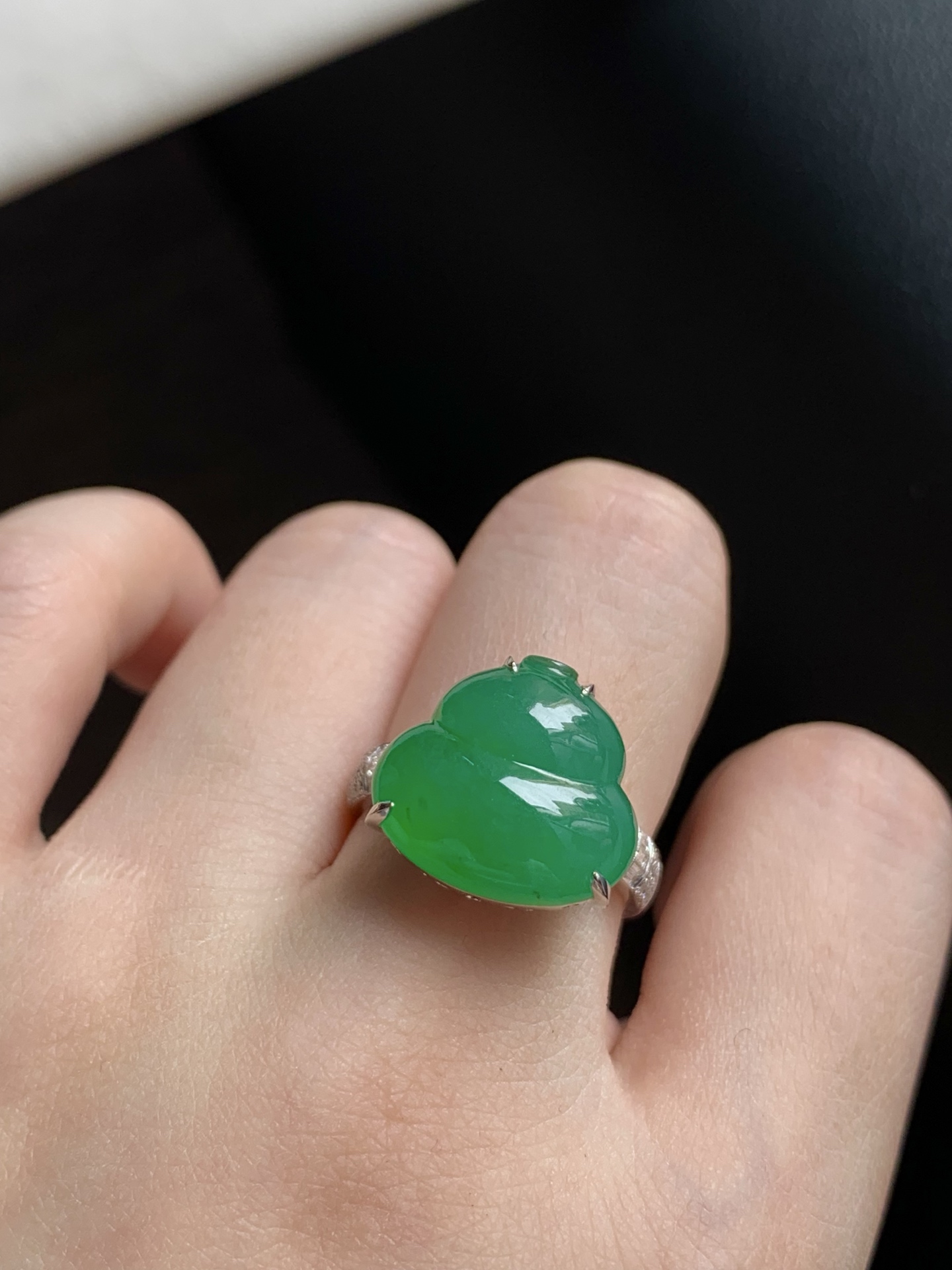 ️【18k金镶嵌葫芦戒指】种老细腻，色阳浓郁起胶尺寸：圈口：14，成品：14*15.2*8.9，裸石：14*15.2,a39520