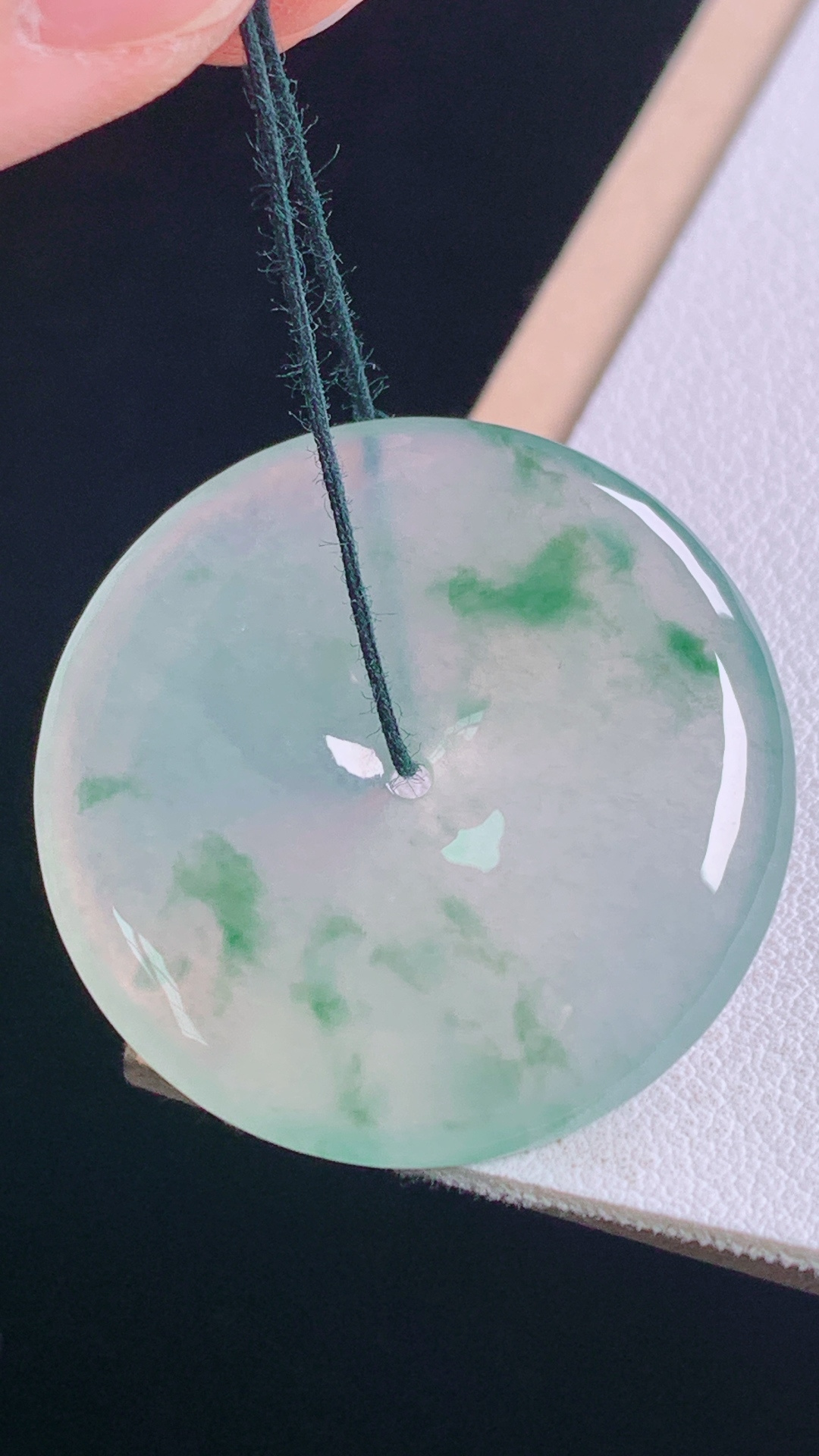 冰飘花平安扣 花色灵动，水润细腻，无裂 尺寸:30.5-4.8mm 18
