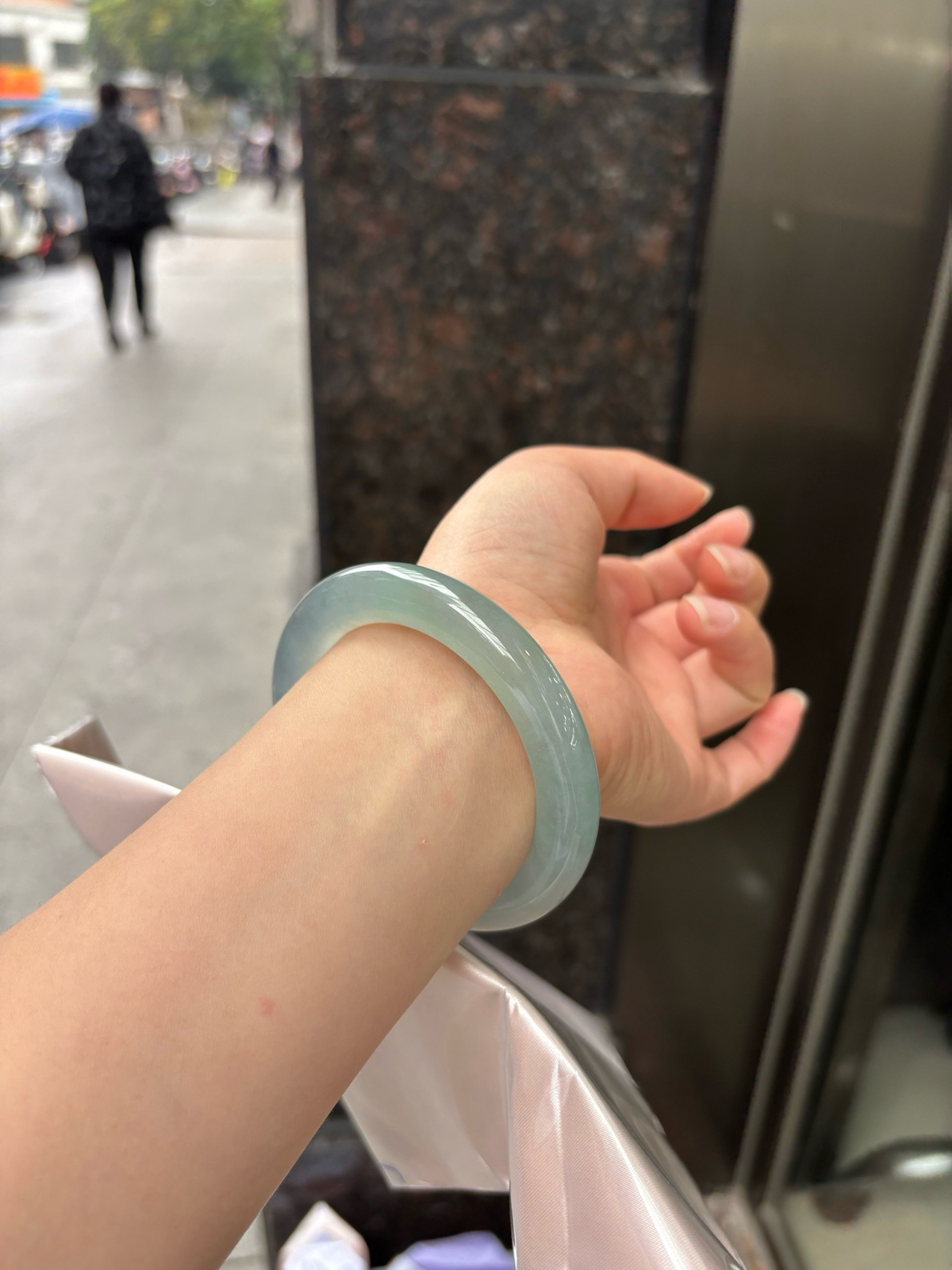 冰蓝圆条
无纹裂，底妆冰润细腻，千变万化的冰晴蓝底色，拥有海的颜色，却散发着星空的光芒，这是一只来自冰川蓝的清冷气质仙女镯