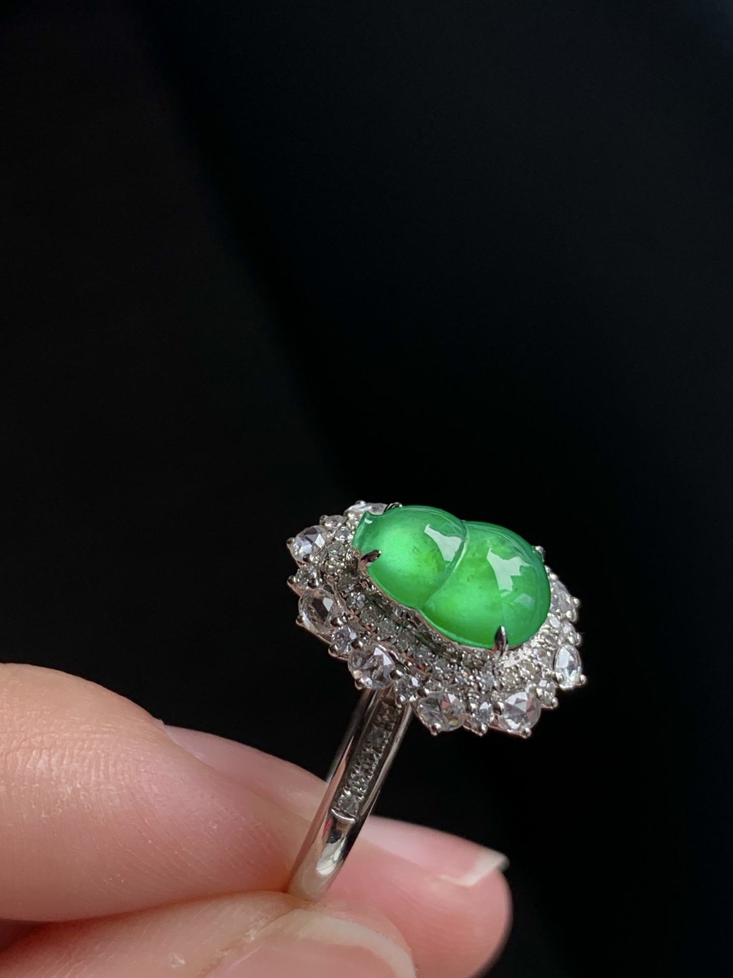 ️【18k金镶嵌葫芦戒指】种老细腻，色阳浓郁起胶尺寸：圈口：14，成品：15.9*12.6*9.4，裸石：9.7*6.9,c82521