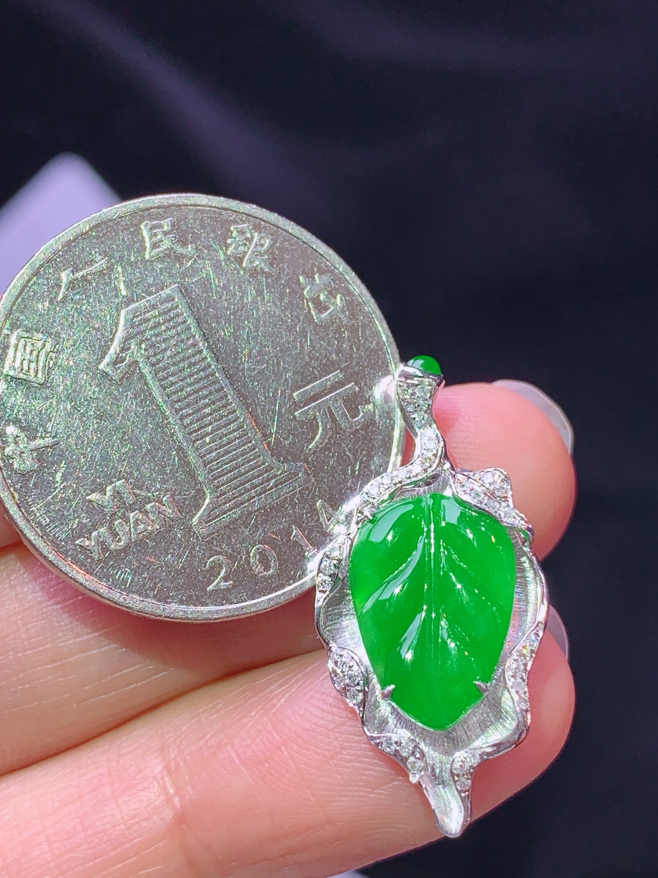 18k金钻镶嵌满绿树叶吊坠 玉质细腻 色泽艳丽清新 水润亮眼 整体尺寸26.6*13*4 t1