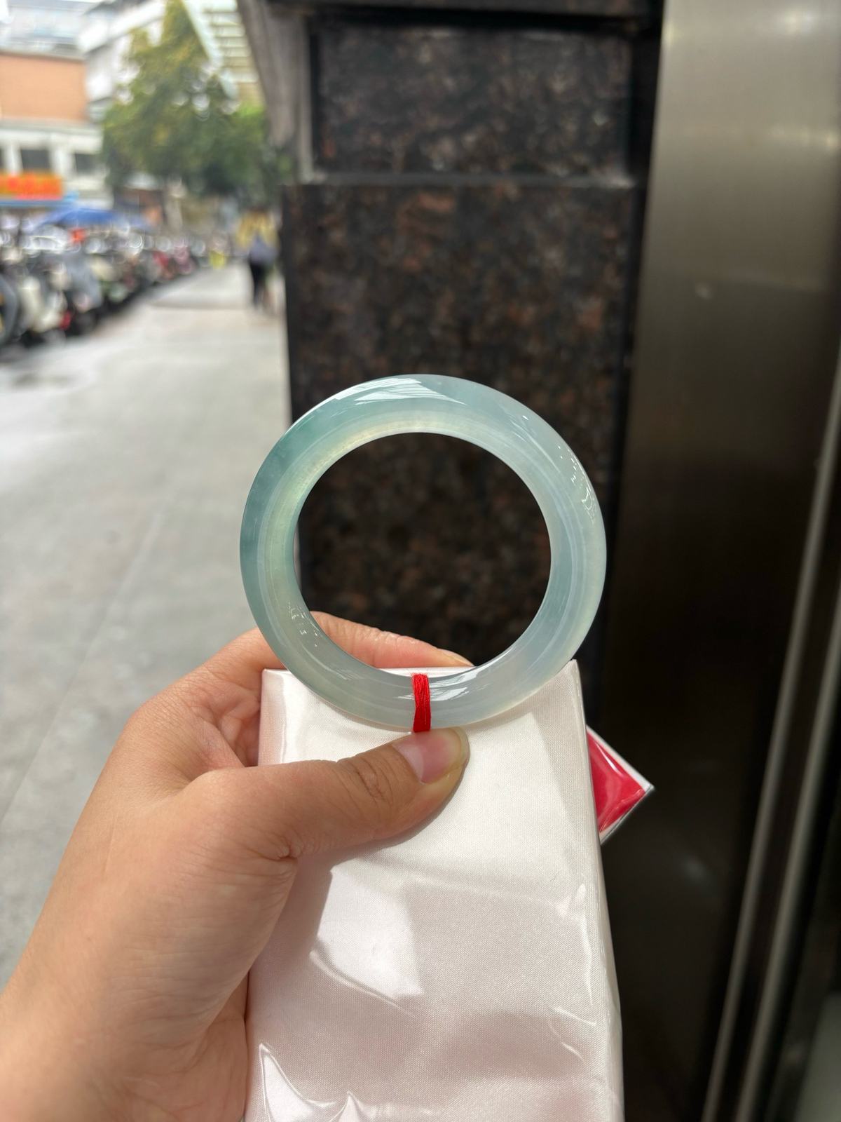 冰蓝圆条
无纹裂，底妆冰润细腻，千变万化的冰晴蓝底色，拥有海的颜色，却散发着星空的光芒，这是一只来自冰川蓝的清冷气质仙女镯