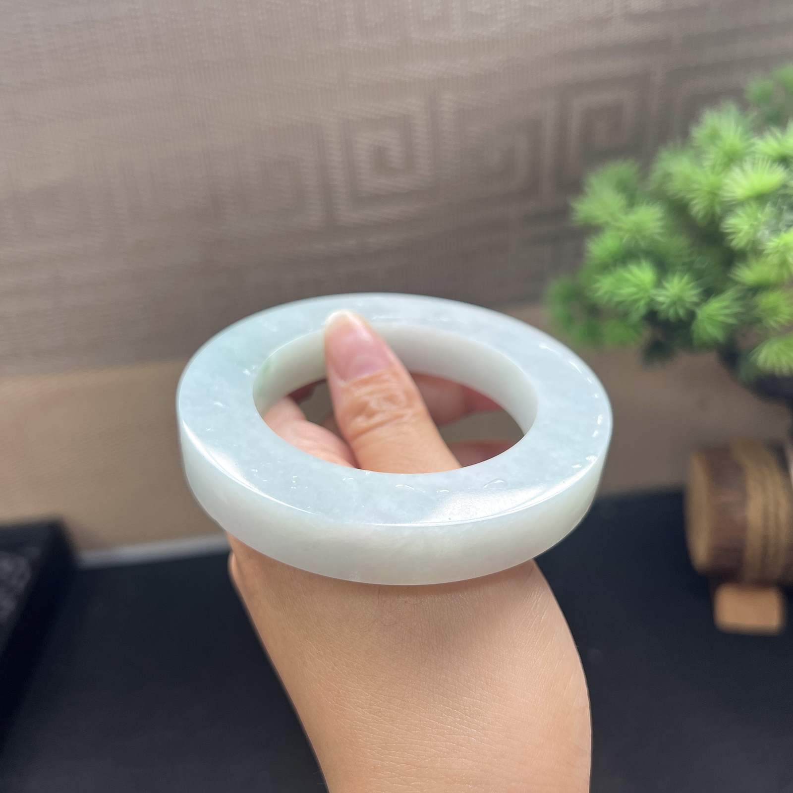 淡绿翡翠镯胚，⭕️82-55-13-13.5，可做54-66正圈