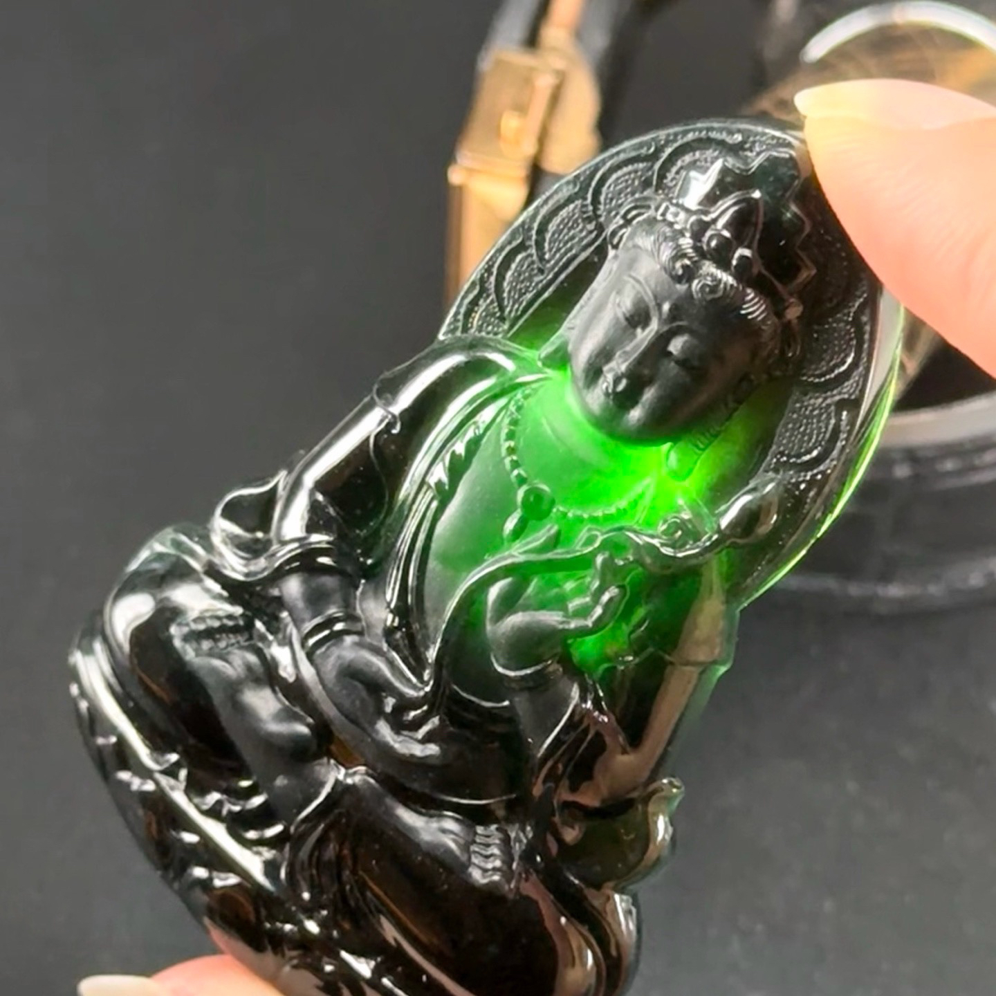 精品墨翠正装观音 种好色正 黑度极好 打灯通透 油性十足 厚桩大气  尺寸61.3