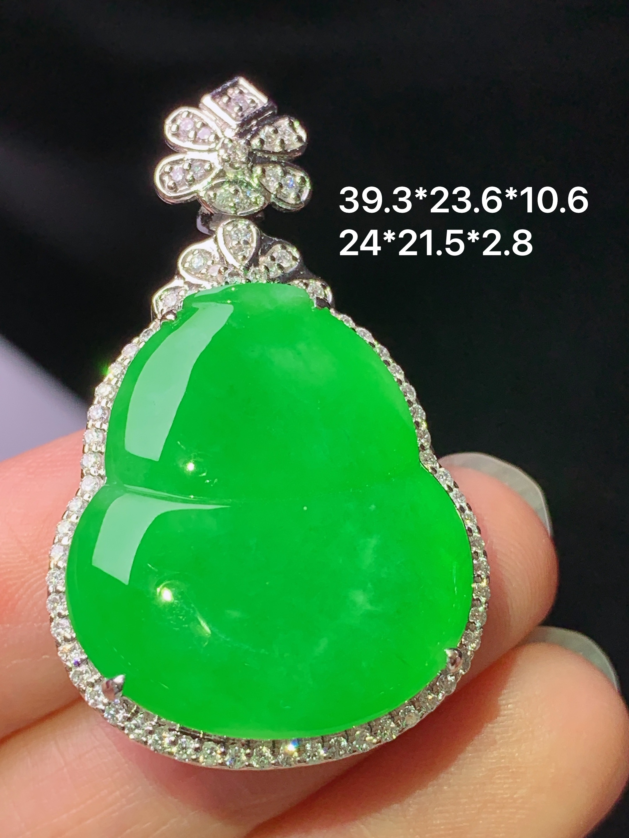 18k金钻镶嵌冰阳绿葫芦吊坠 玉质细腻 色泽艳丽清新 水润亮眼 整体尺寸39.3*23.6*10.6 h6