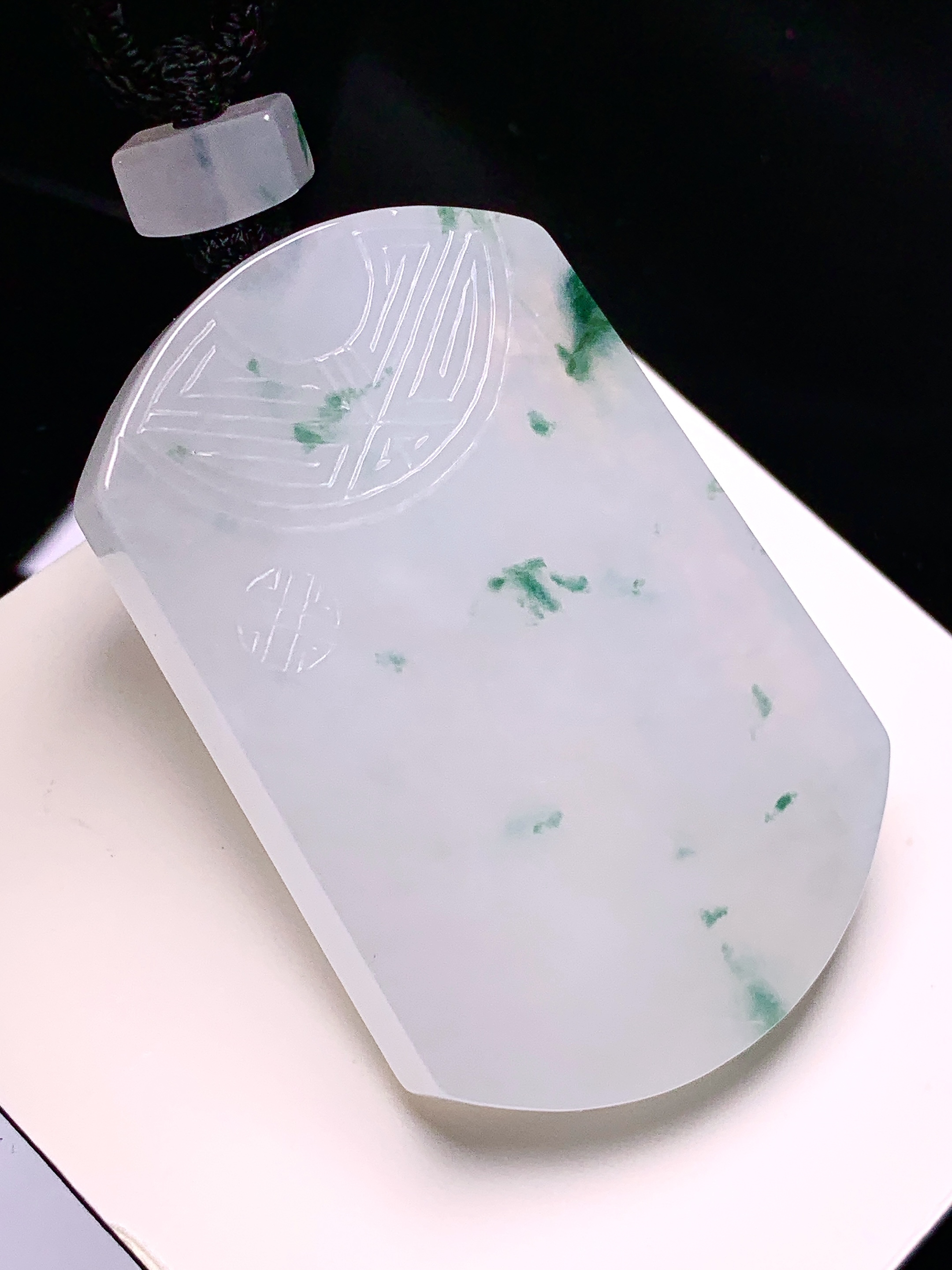 飘花无事牌吊坠 玉质细腻 色泽艳丽清新 水润亮眼 整体尺寸52*35.5*6 L1