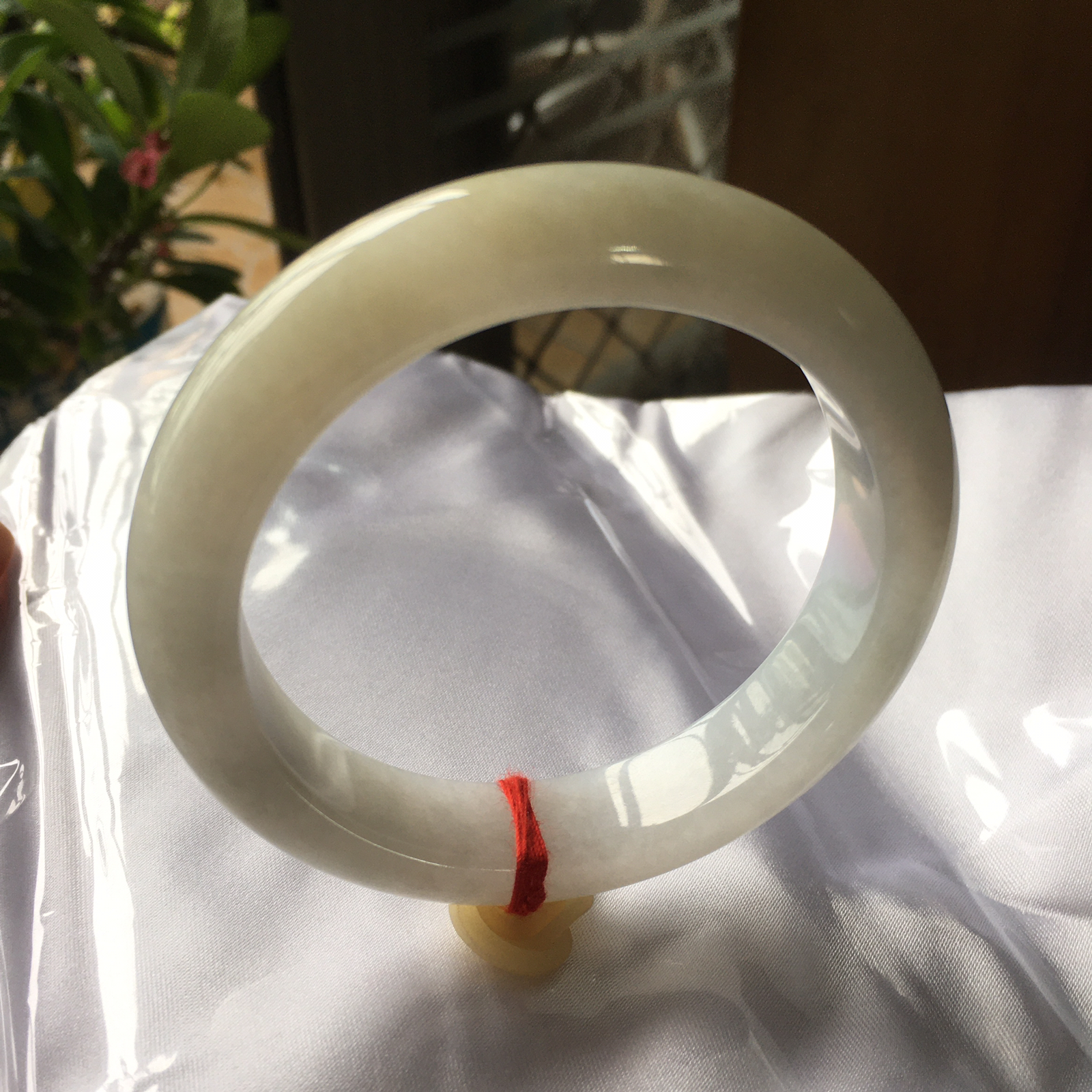 57圈口正圈冰黄手镯，版型正庄，质地细腻水润，自然光实拍，尺寸：57*12.6*9.2（毫米）手工测量略有误差