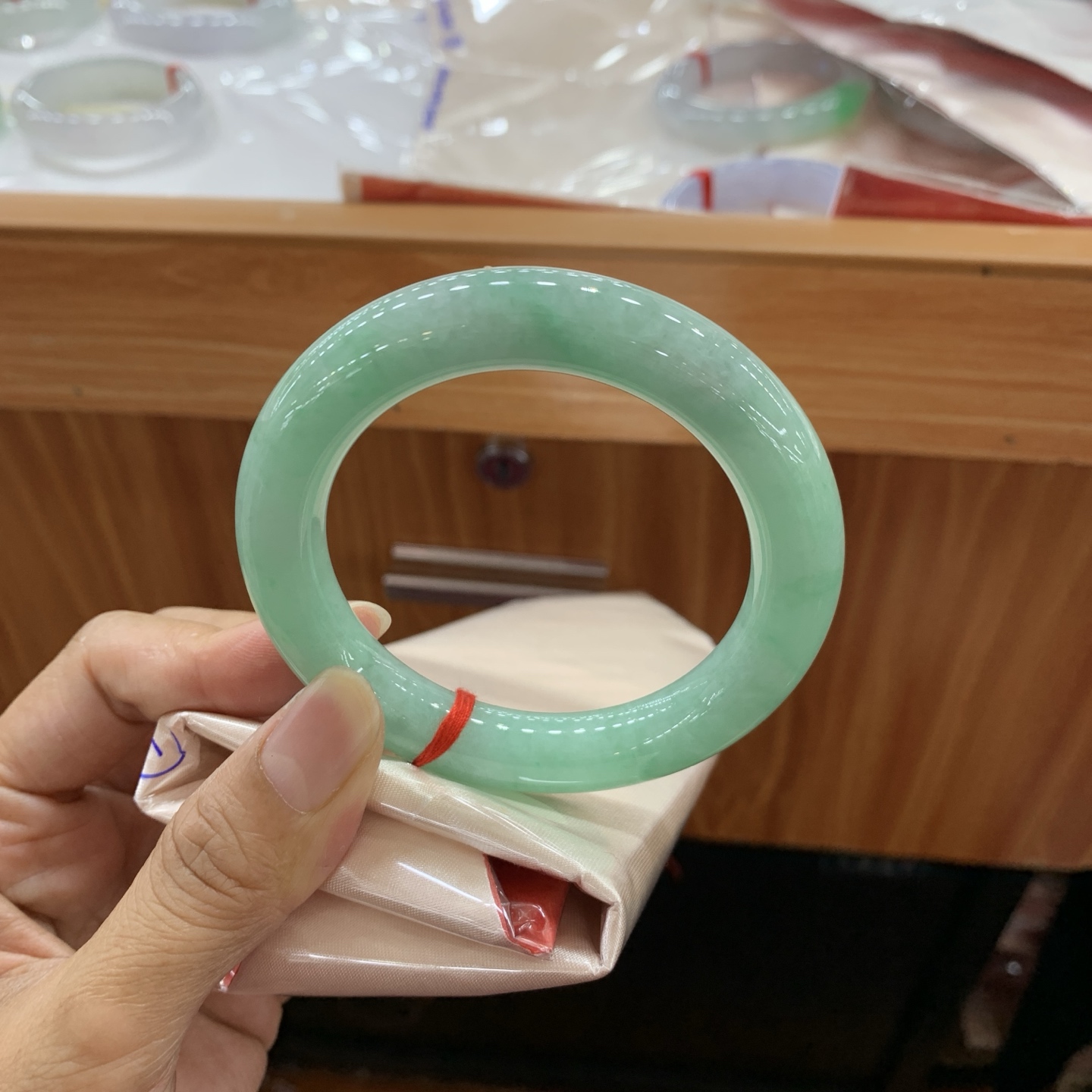052006MMJ 豆绿圆条翡翠手镯 55.1-11.3