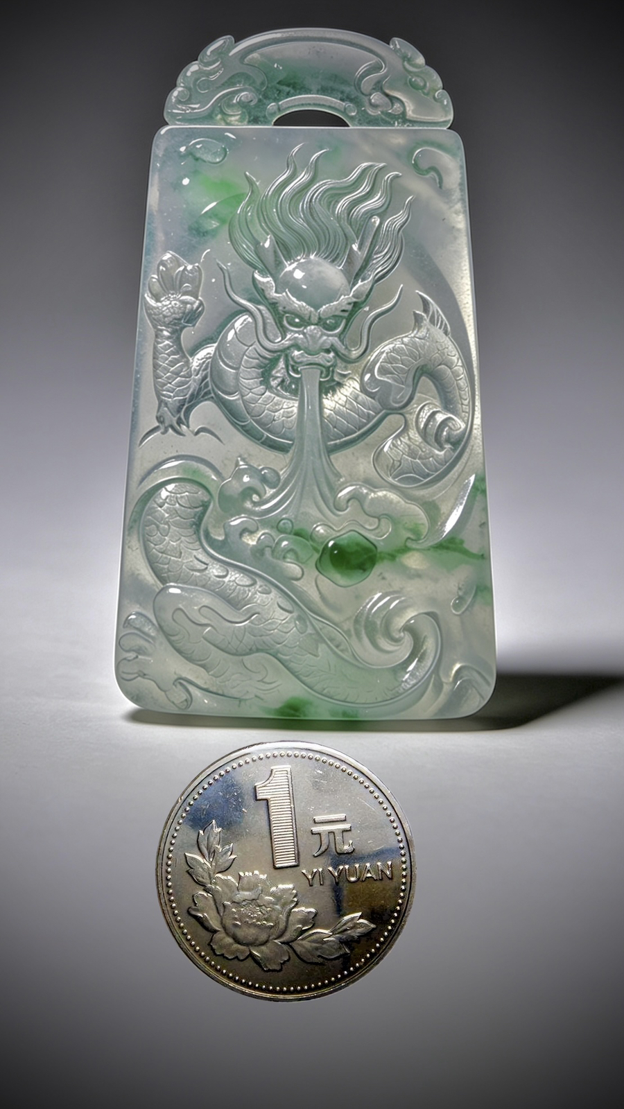 【龙腾四海】，飘花龙牌，
经鼎玉雕艺术作品，
55.5-32.5-7mm，25.35g