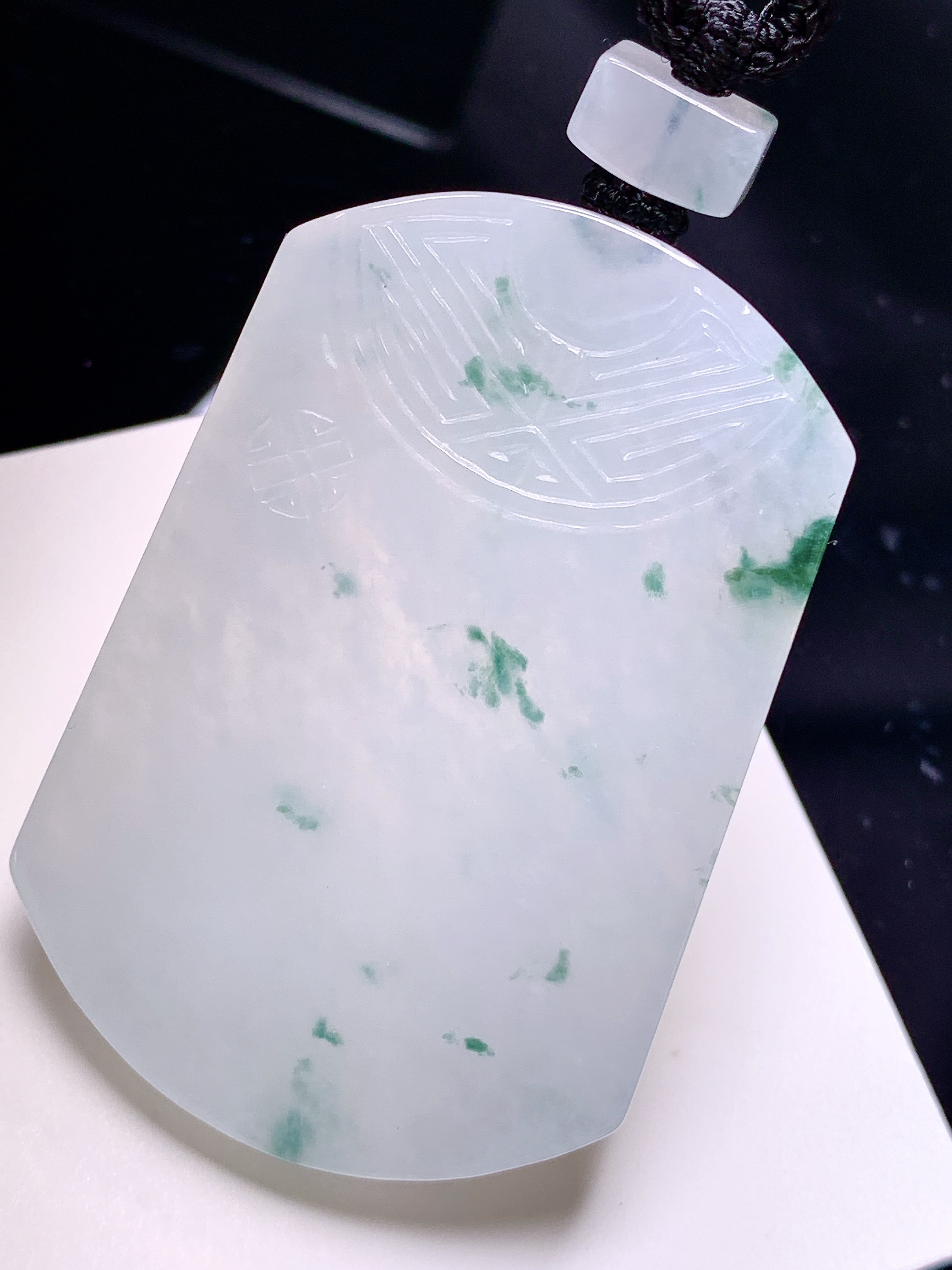 飘花无事牌吊坠 玉质细腻 色泽艳丽清新 水润亮眼 整体尺寸52*35.5*6 L1