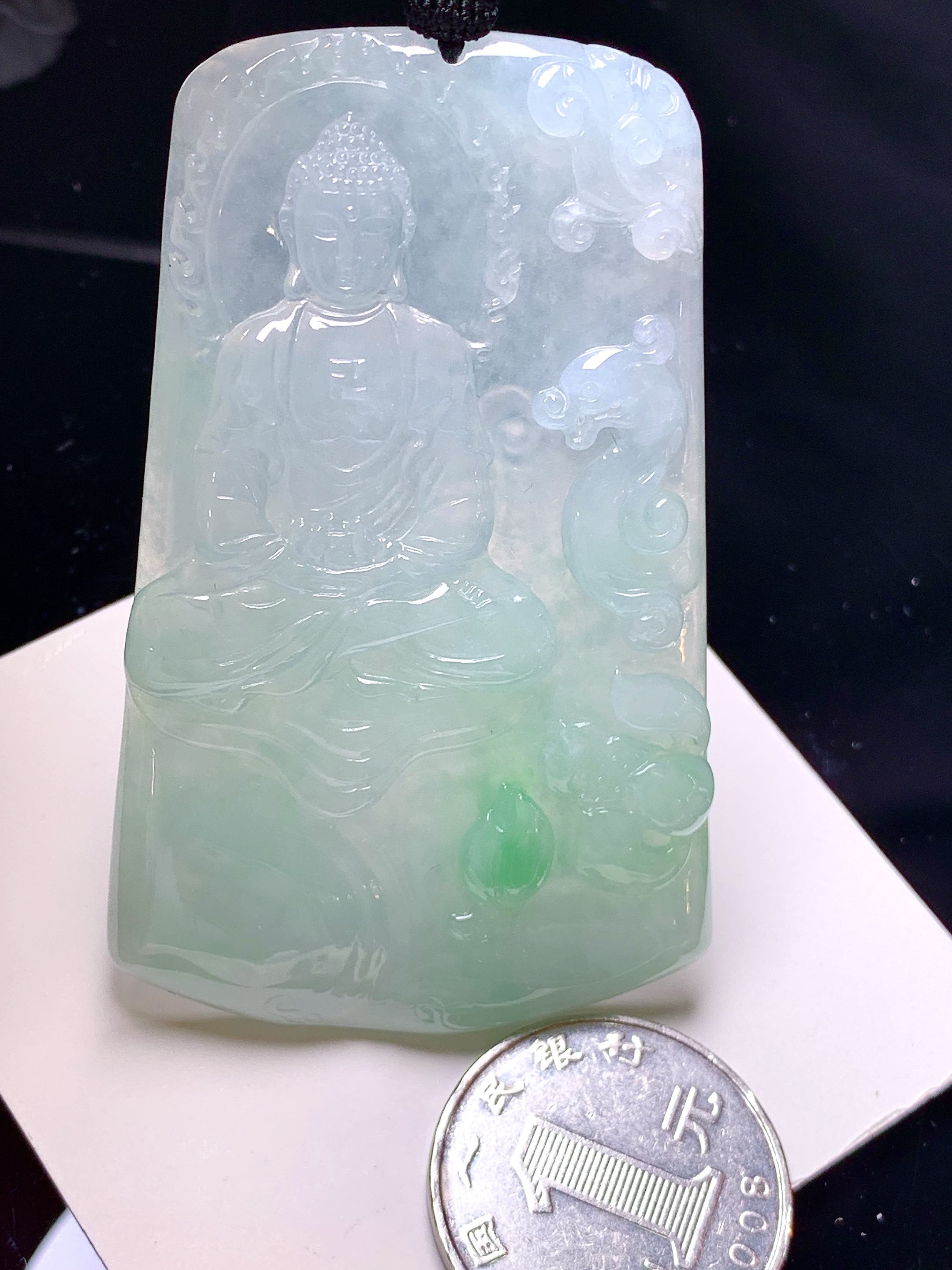 飘绿大日如来佛祖吊坠 玉质细腻 色泽艳丽清新 水润亮眼 整体尺寸68.5*42.6*6 a2