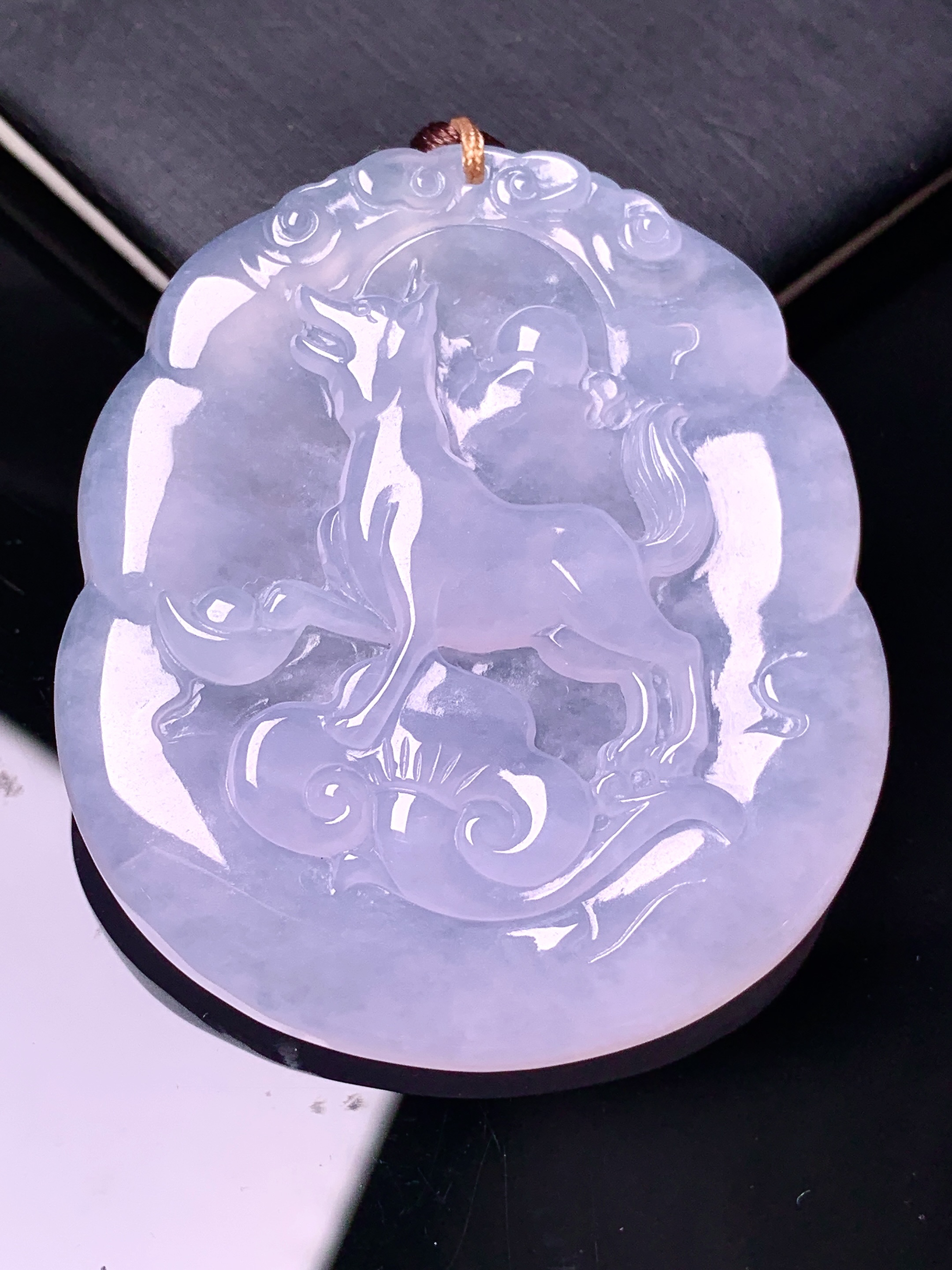 冰种生肖狗吊坠 玉质细腻 色泽艳丽清新 水润亮眼 整体尺寸48.8*42.8*5.8 2b
