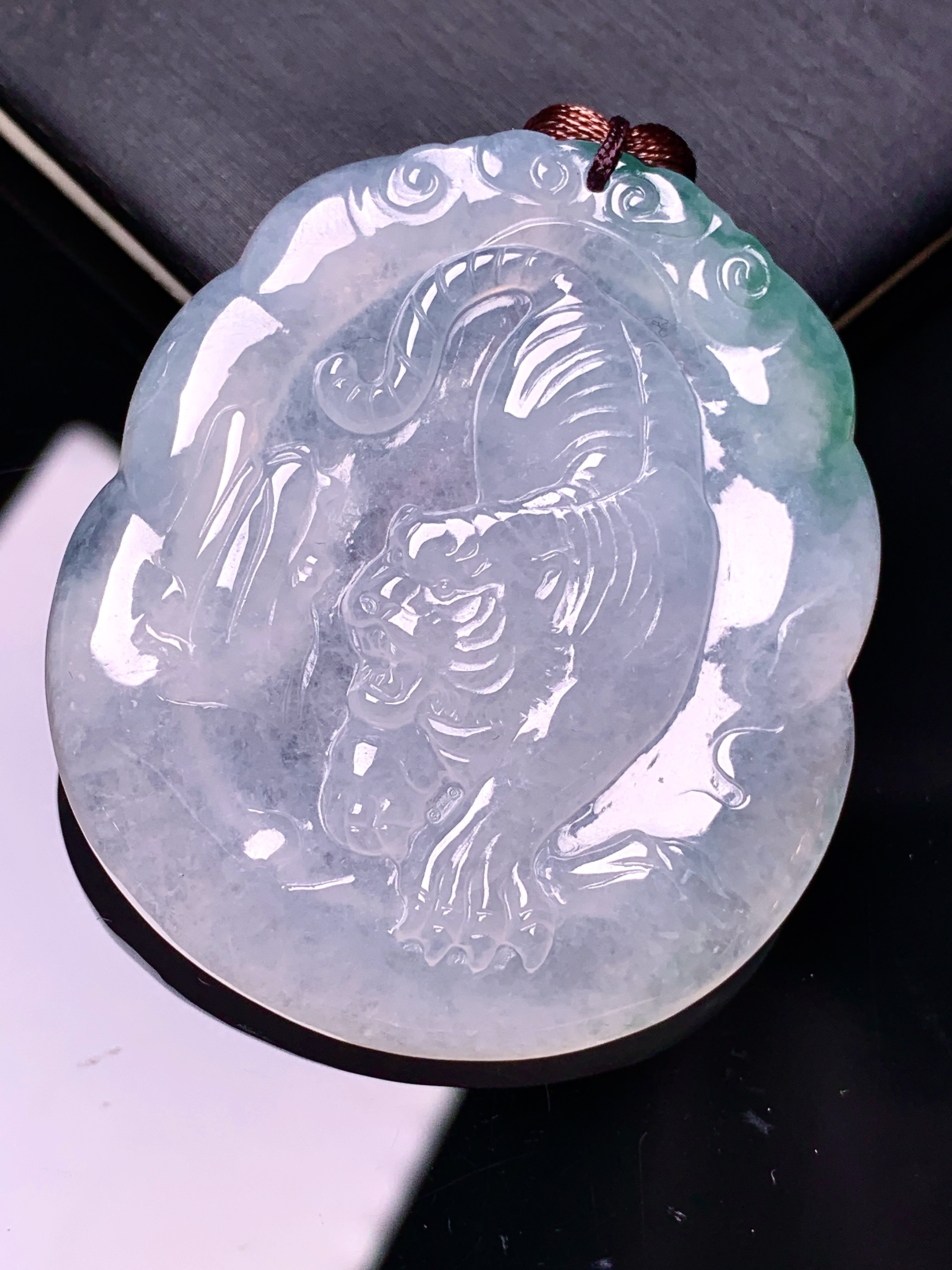 飘绿生肖虎吊坠 玉质细腻 色泽艳丽清新 水润亮眼 整体尺寸45.5*39.5*5.6 b2