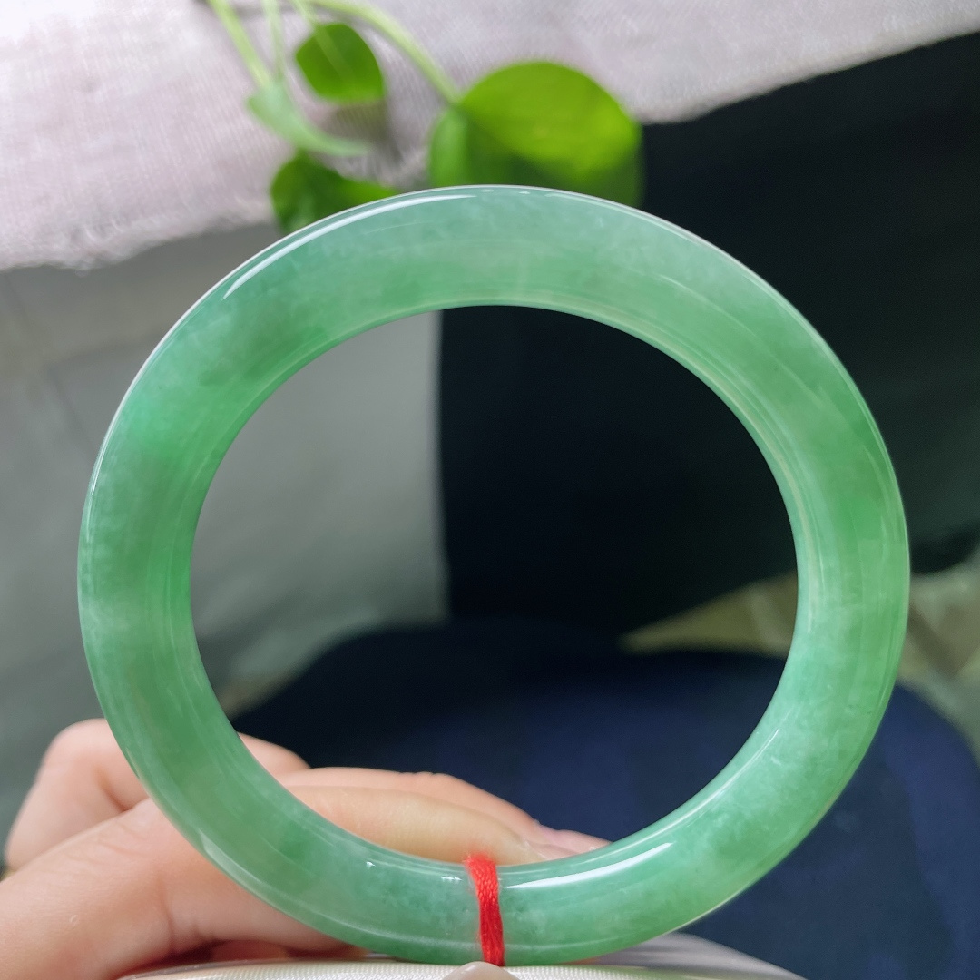 绿底圆条，水润，细腻，优雅，沉稳，耐看，雍容华贵，大气，无裂，ss53372a