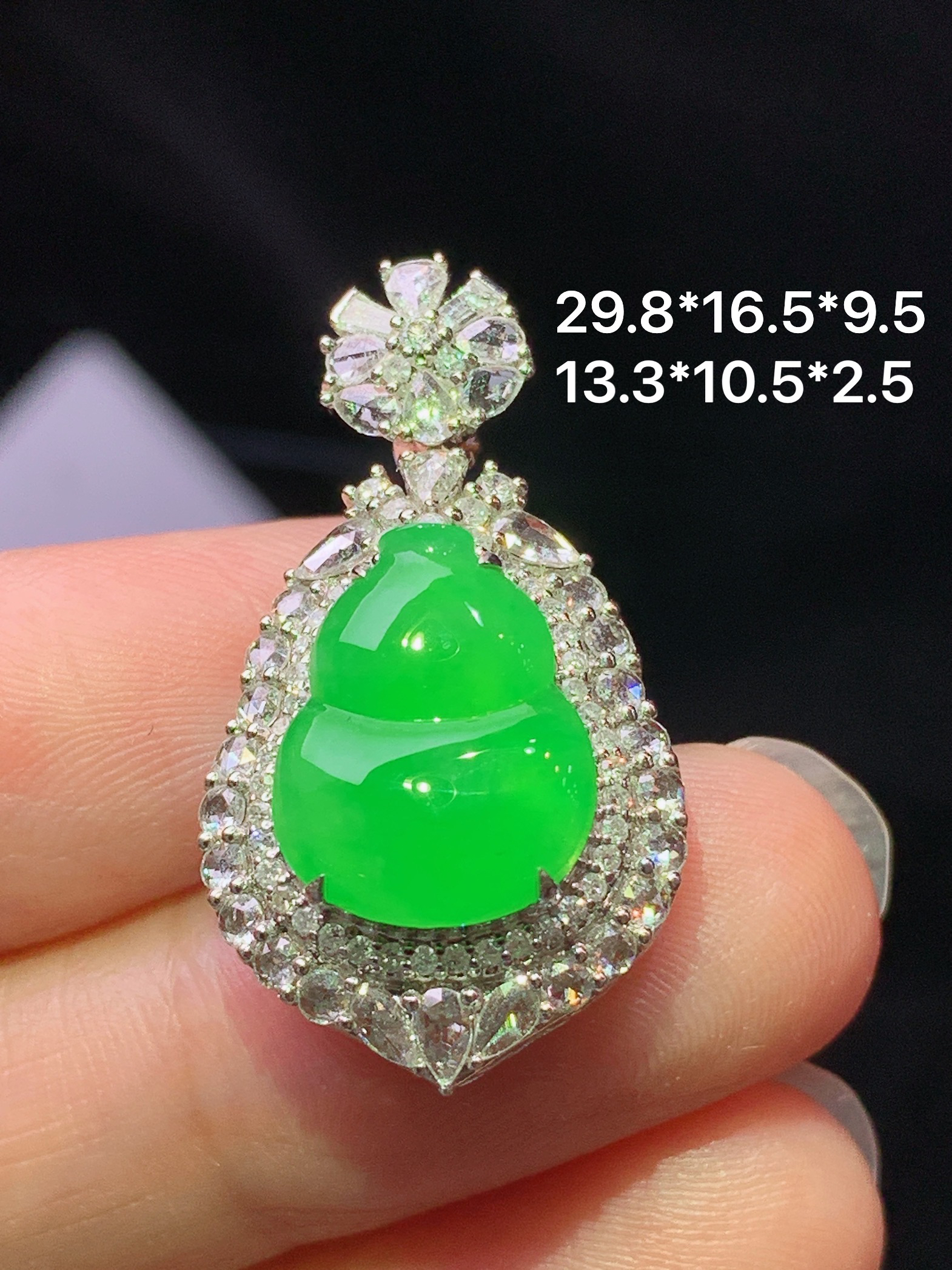 18k金钻镶嵌冰阳绿葫芦吊坠 玉质细腻 色泽艳丽清新 水润亮眼 整体尺寸29.8*16.5*9.5 h1