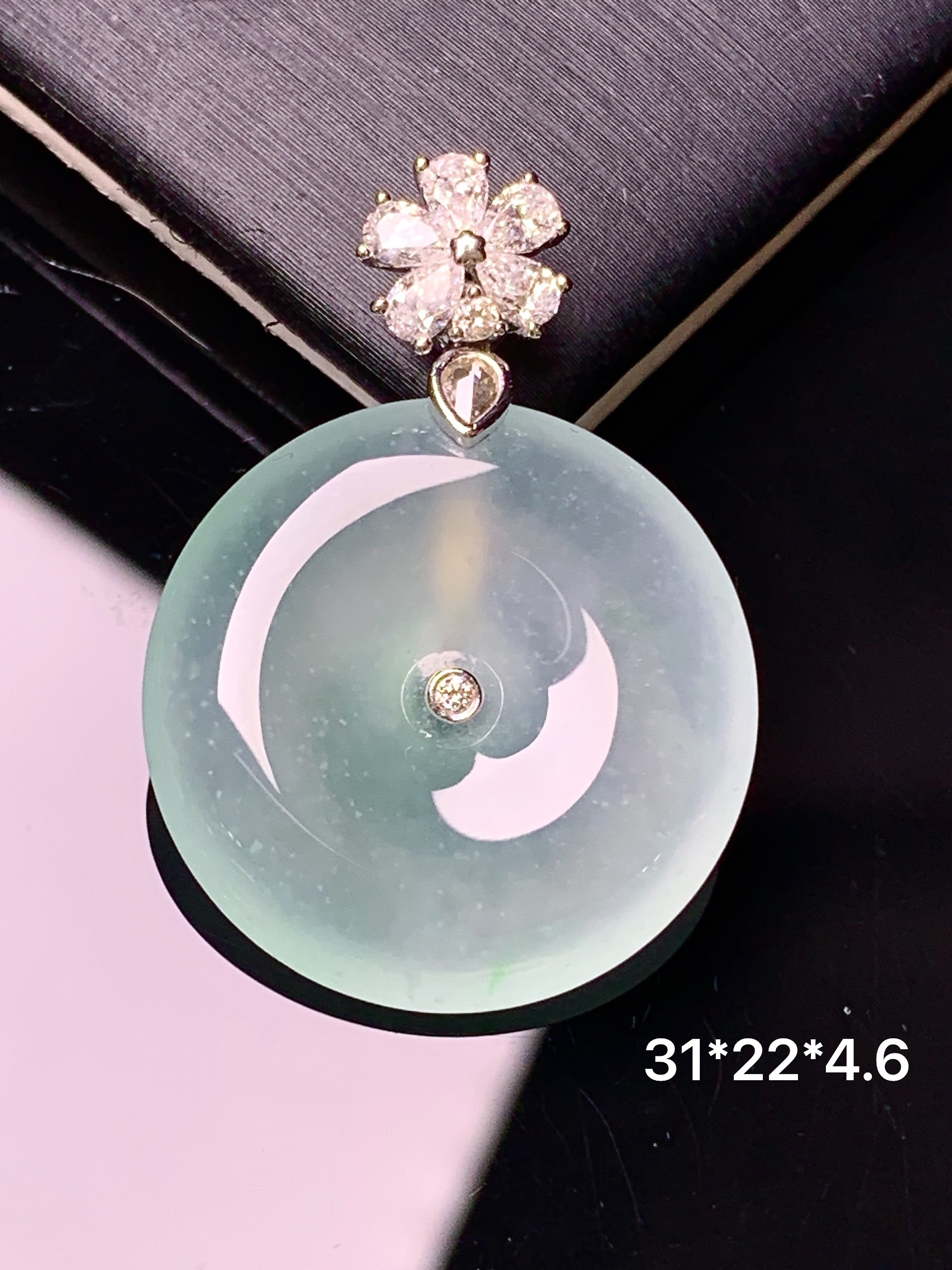 18k金钻镶嵌冰种平安扣吊坠 玉质细腻 色泽艳丽清新 水润亮眼 整体尺寸31*22*4..6 m5