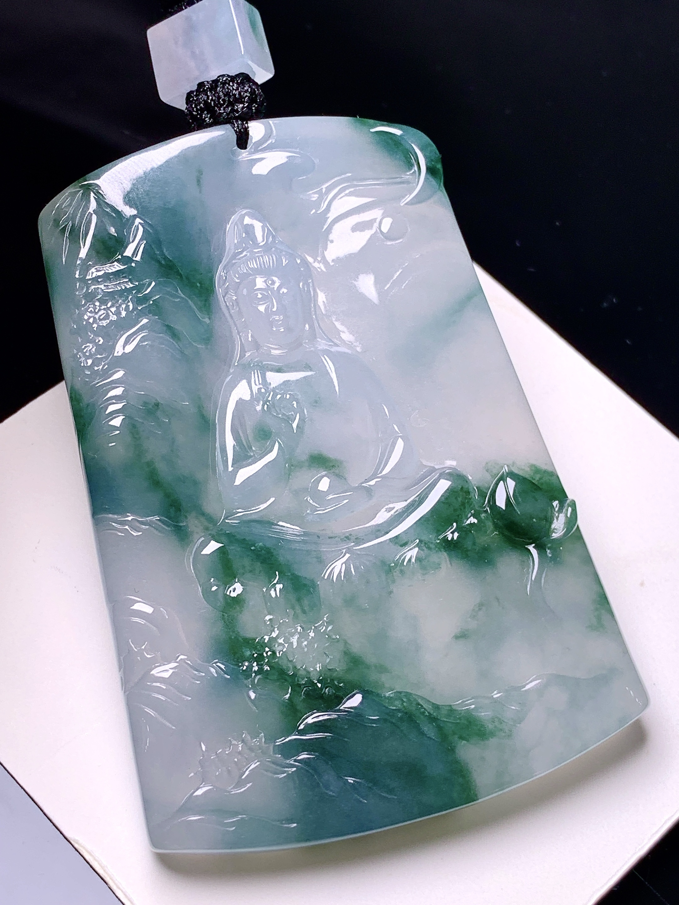飘绿观音菩萨吊坠 玉质细腻 色泽艳丽清新 水润亮眼 整体尺寸60.8*42.8*5.8 a2