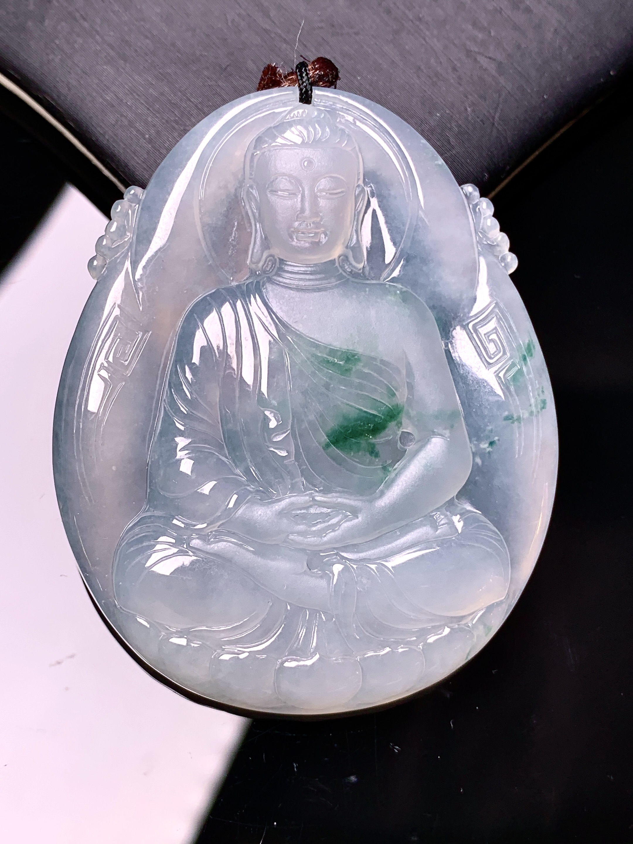 飘绿观音菩萨吊坠 玉质细腻 色泽艳丽清新 水润亮眼 整体尺寸49.8*41*9.8 b2