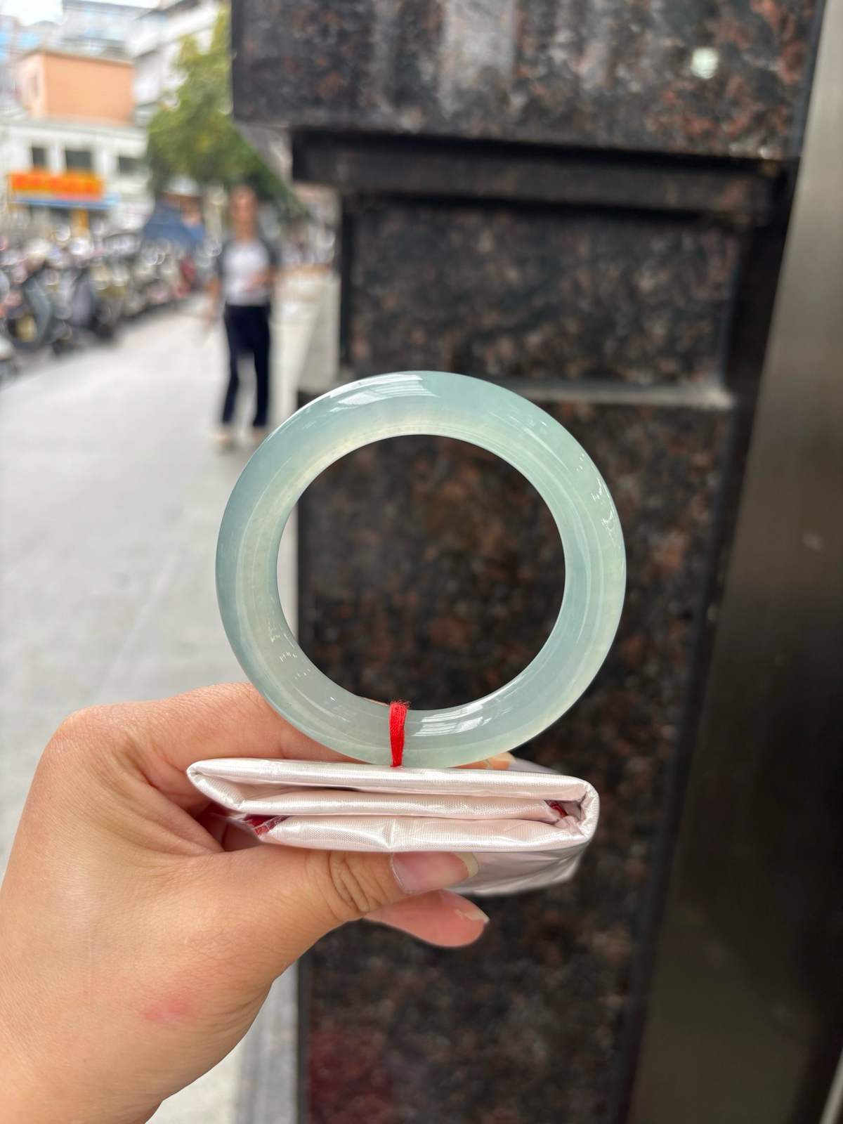 冰晴圆条
无暇，底妆水润细腻，满圈淡雅晴绿，像初春嫩芽落入清泉，均匀柔和，抬眼就是一片宁静感。