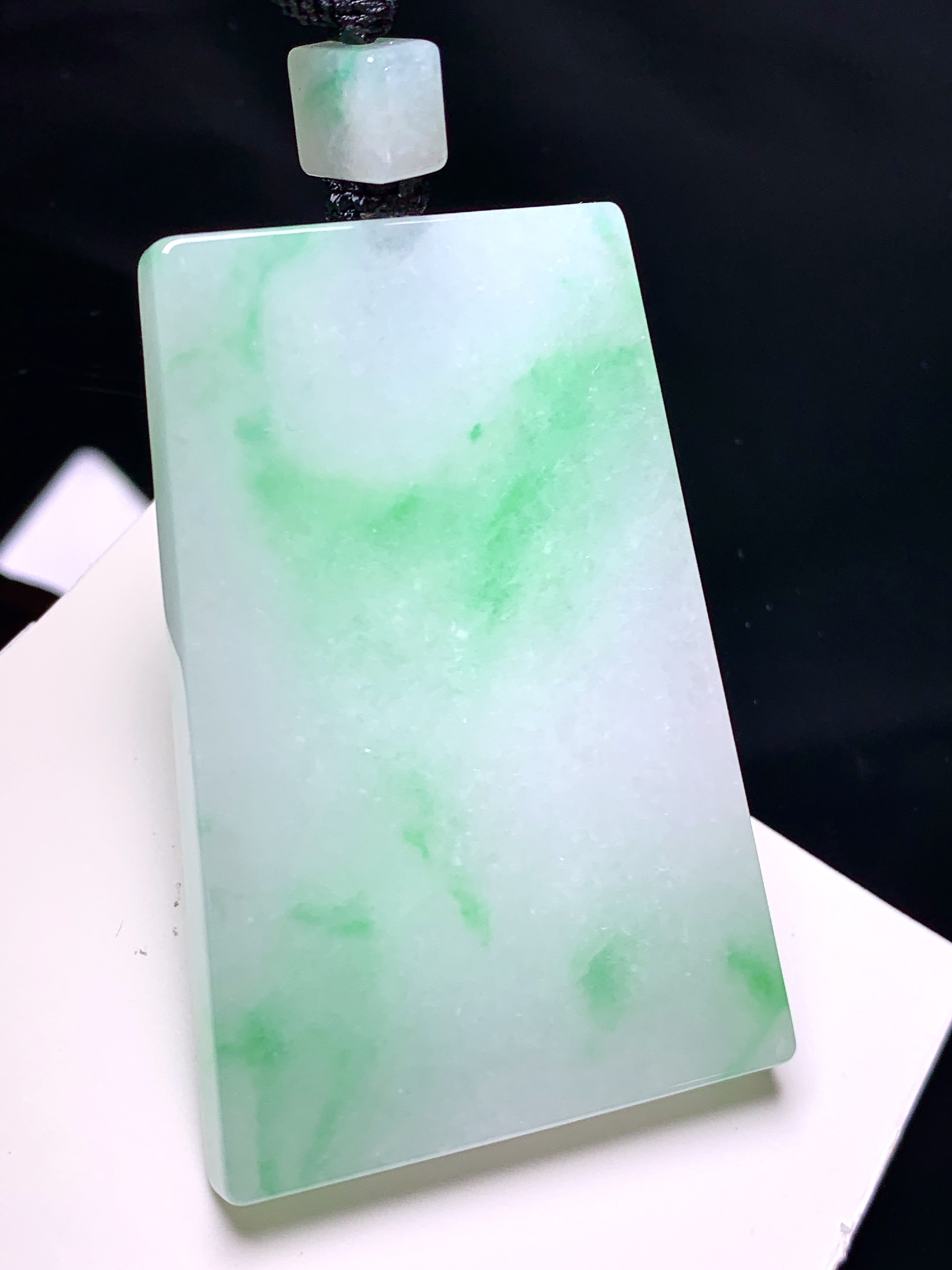飘绿无事牌吊坠 玉质细腻 色泽艳丽清新 水润亮眼 整体尺寸54.6*36.5*5 a5