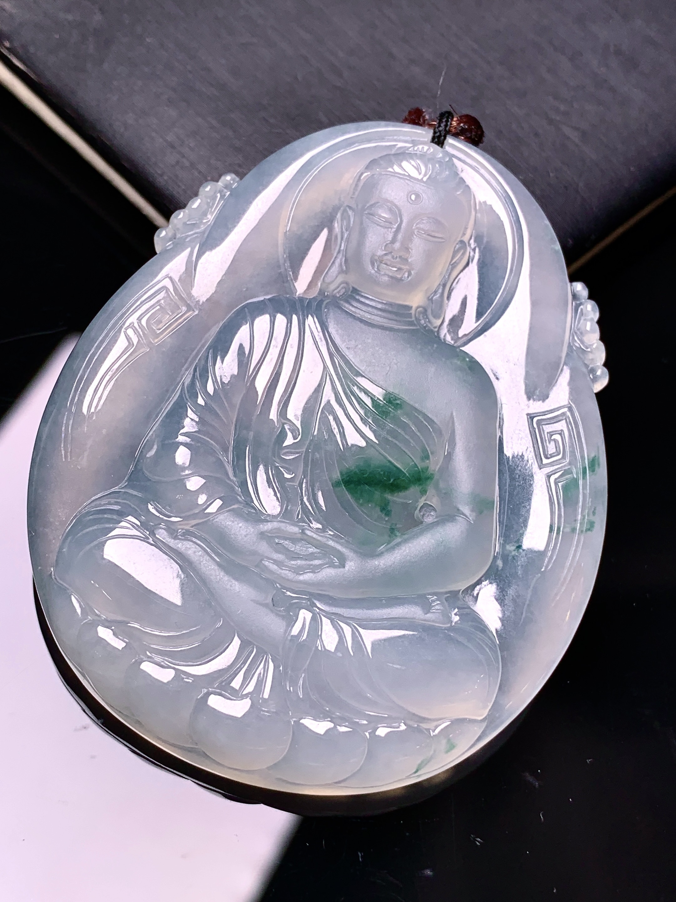 飘绿观音菩萨吊坠 玉质细腻 色泽艳丽清新 水润亮眼 整体尺寸49.8*41*9.8 b2